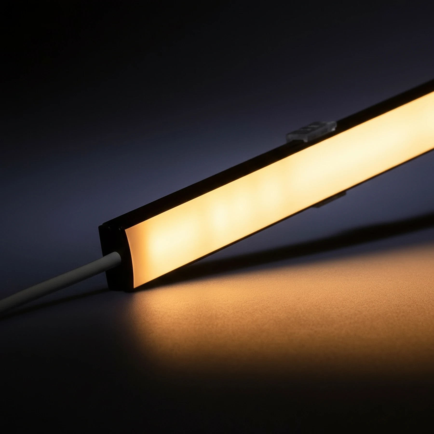 24V Black Line Slim Aluminium LED Leiste - COB - warmweißes Licht - diffuse Abdeckung