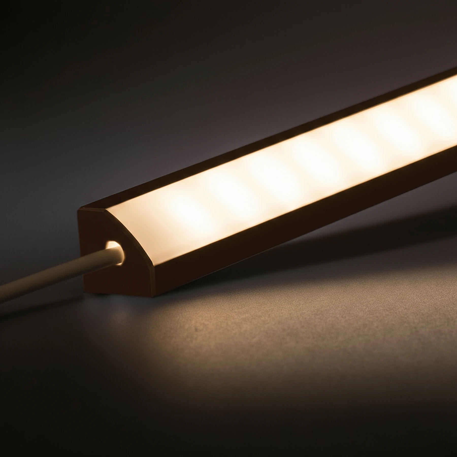 12V Black Line LED Eckleiste - High Power - neutralweiß - diffuse Abdeckung - 33cm - 36 High Power LEDs - 5,7 Watt - 947 Lumen - kein Anschlußkabel zum Netzteil