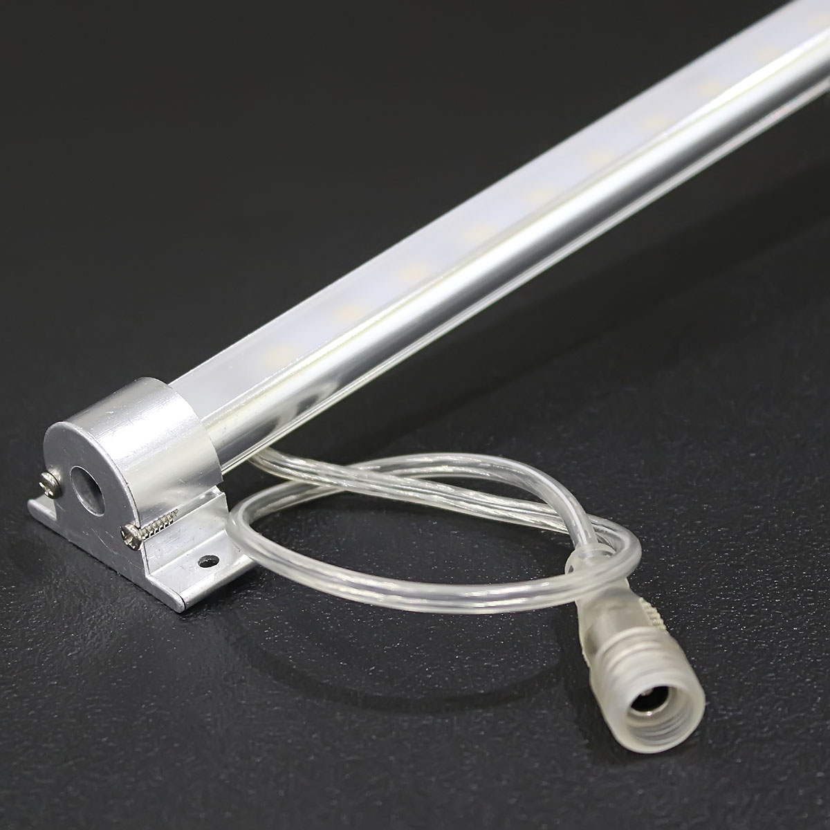 24V  wasserfeste Aluminium LED Leiste – warmweiß – 105cm – einstellbare Abstrahlrichtung – IP65 25cm Eingangskabel mit DC-Rundbuchse 2polig mit Ein- und Ausgangskabel