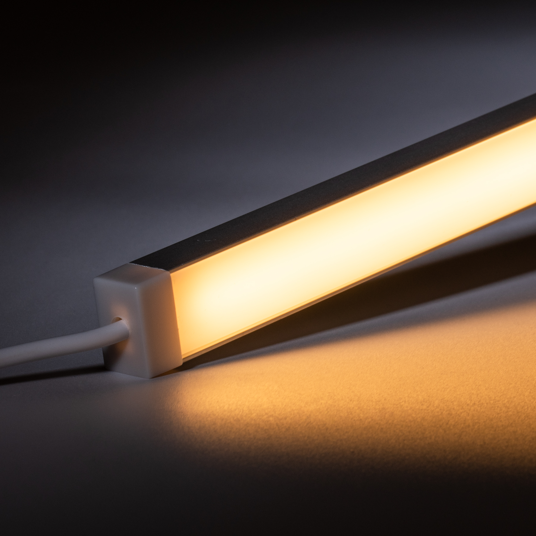 24V wasserfeste Aluminium COB LED Leiste - warmweiß - diffuse Abdeckung - IP65 - 33cm - 144 LED Chips - 4 Watt - 360 Lumen - 100cm Eingangskabel mit offenen Enden - ohne Ausgangskabel (geschlossene Endkappe)