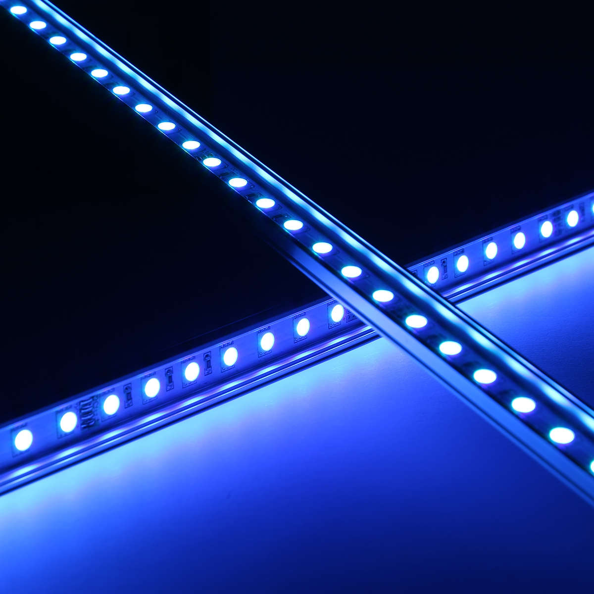 24V wasserfeste Aluminium LED Leiste – RGB  – 100cm – transparente Abdeckung –  IP65 - 20cm Eingangskabel mit Stecker 4polig - mit Ein- und Ausgangskabel