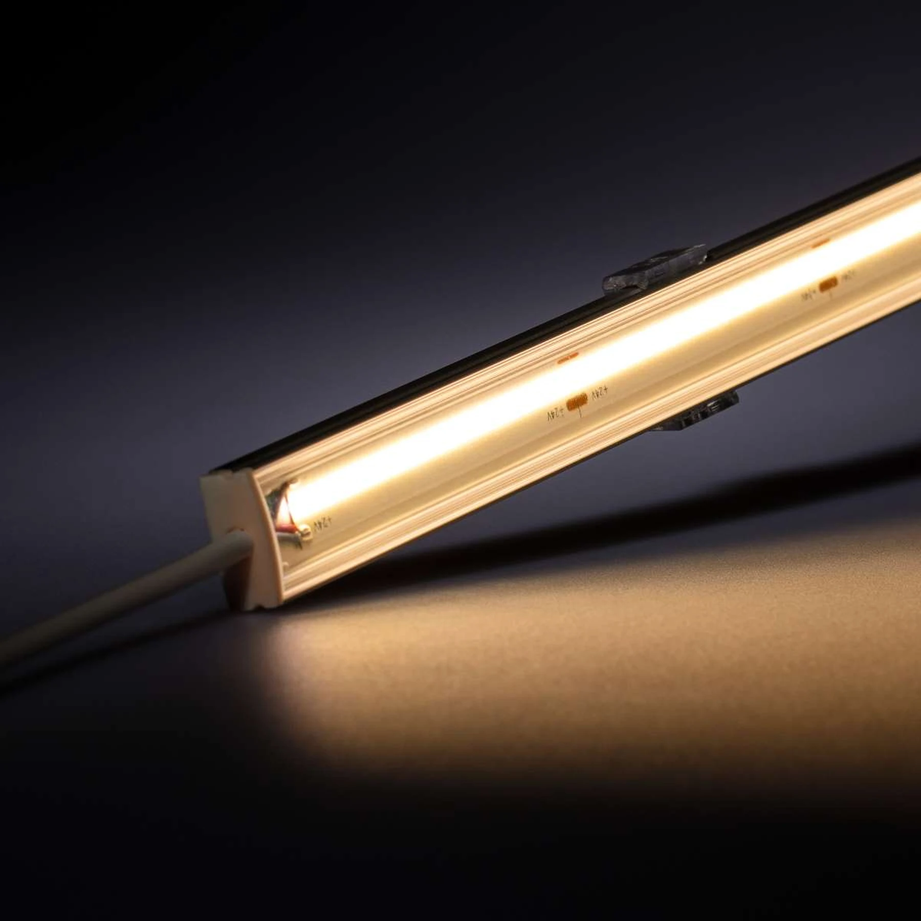 24V Slim-Line Aluminium LED Leiste - COB - Lichtfarbe: warmweiß - transparente Abdeckung
