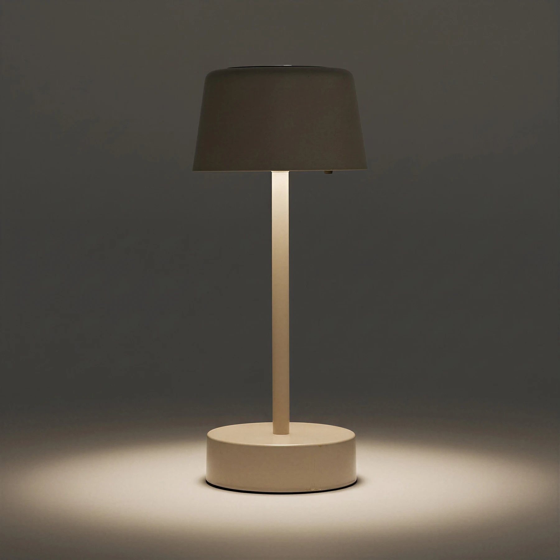 Solei - Solar Tischleuchte in Beige - Lichtfarbe: warmweiß