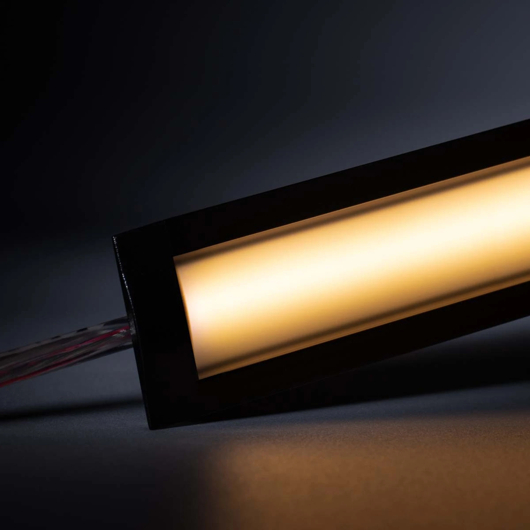 24V Black Line Aluminium Einbau LED Leiste - COB - warmweißes Licht - schwarze Abdeckung
