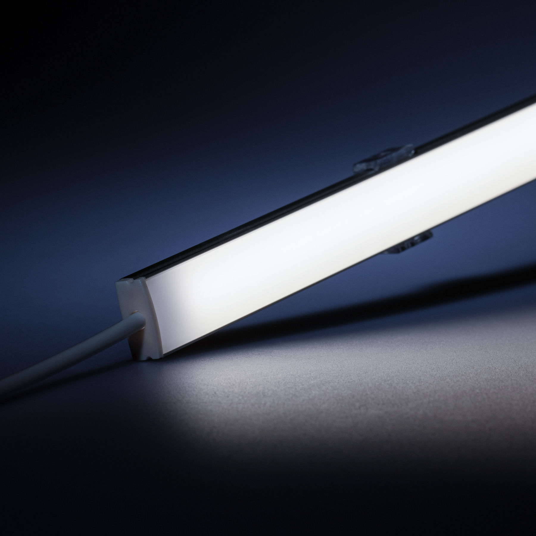 24V Slim-Line Aluminium LED Leiste - COB - Farbtemperatur einstellbar - diffuse Abdeckung - mit Ausgangskabel ( zum Anschluss einer weiteren LED- Leiste ) - 33cm - 182 LEDs - max. 6,6 Watt - 660 Lumen