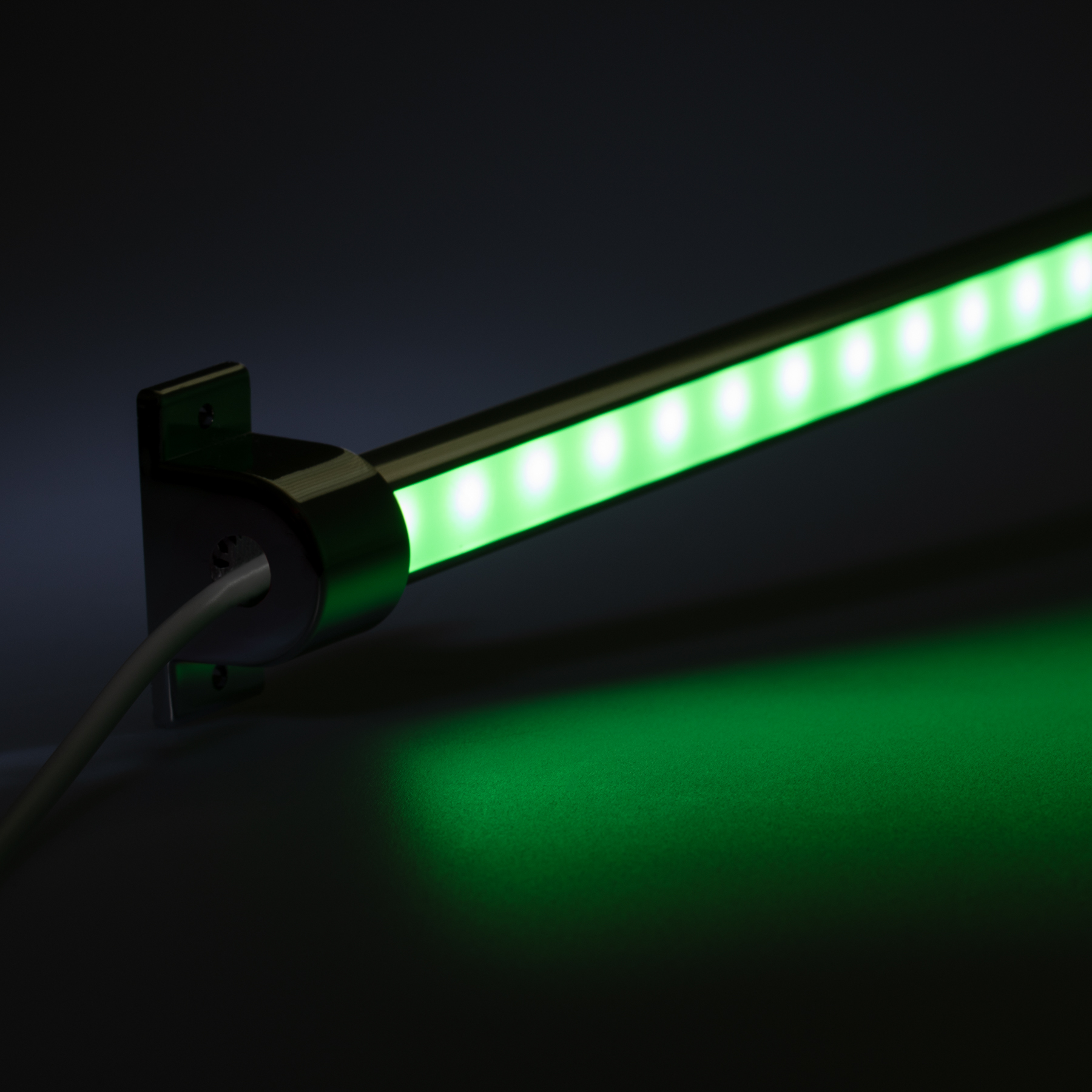 24V wasserfeste Aluminium LED Leiste – RGB – 55cm – einstellbare Abstrahlrichtung – IP65 20cm Eingangskabel mit Stecker 4polig - mit Ein- und Ausgangskabel