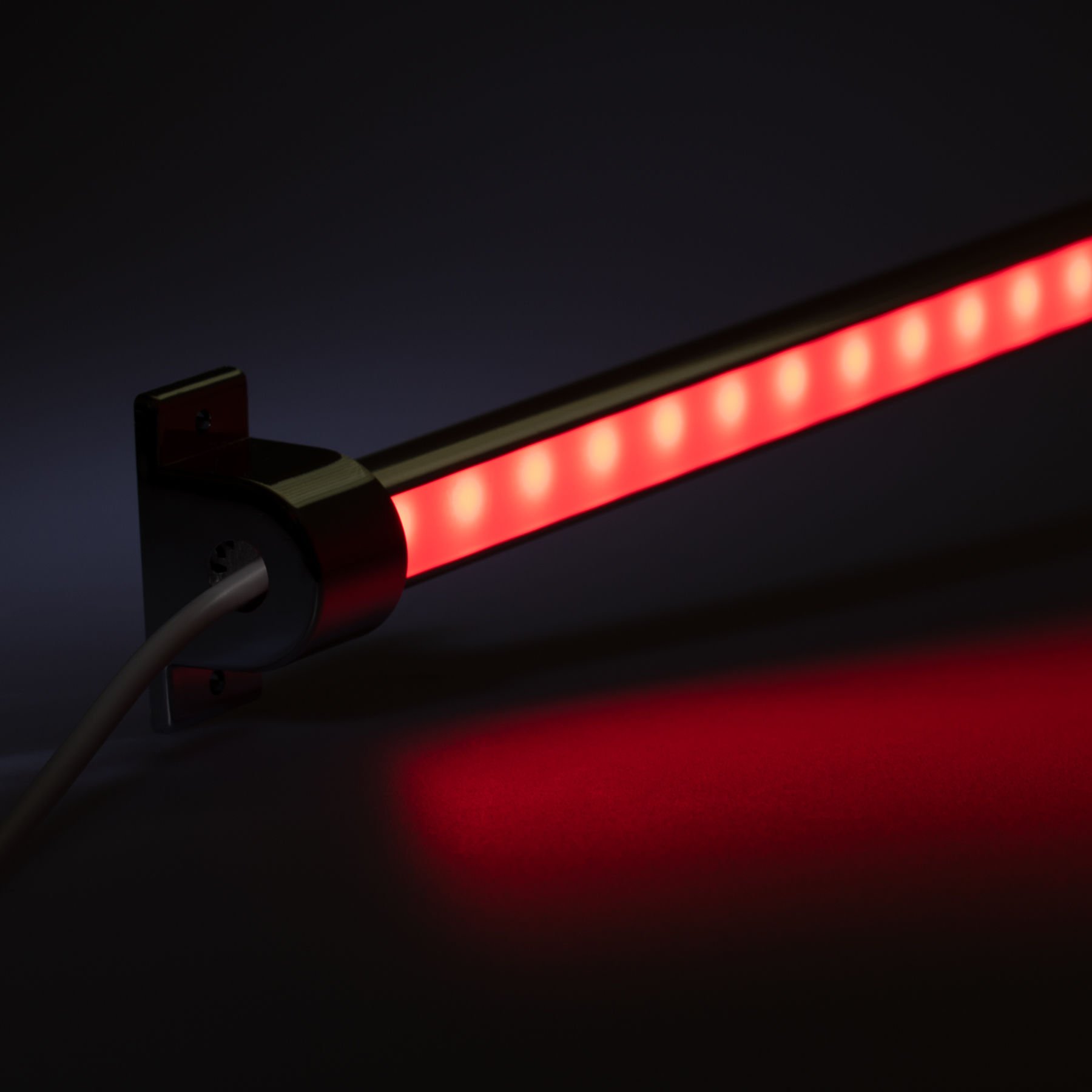 24V wasserfeste Aluminium LED Leiste – RGB – 55cm – einstellbare Abstrahlrichtung – IP65 20cm Eingangskabel mit Stecker 4polig - mit Ein- und Ausgangskabel