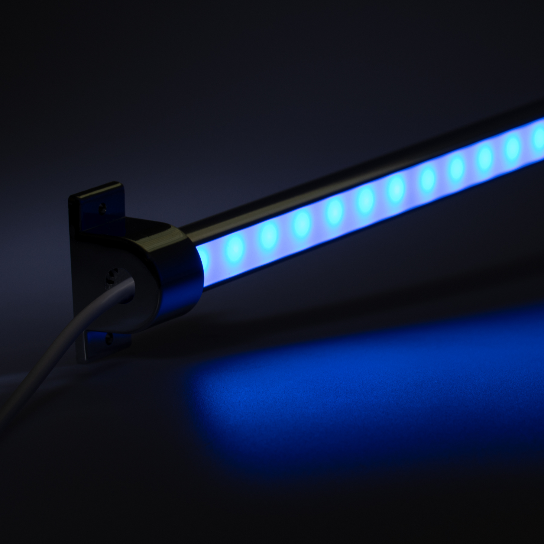 24V wasserfeste Aluminium LED Leiste – RGB – 55cm – einstellbare Abstrahlrichtung – IP65 20cm Eingangskabel mit Stecker 4polig - mit Ein- und Ausgangskabel