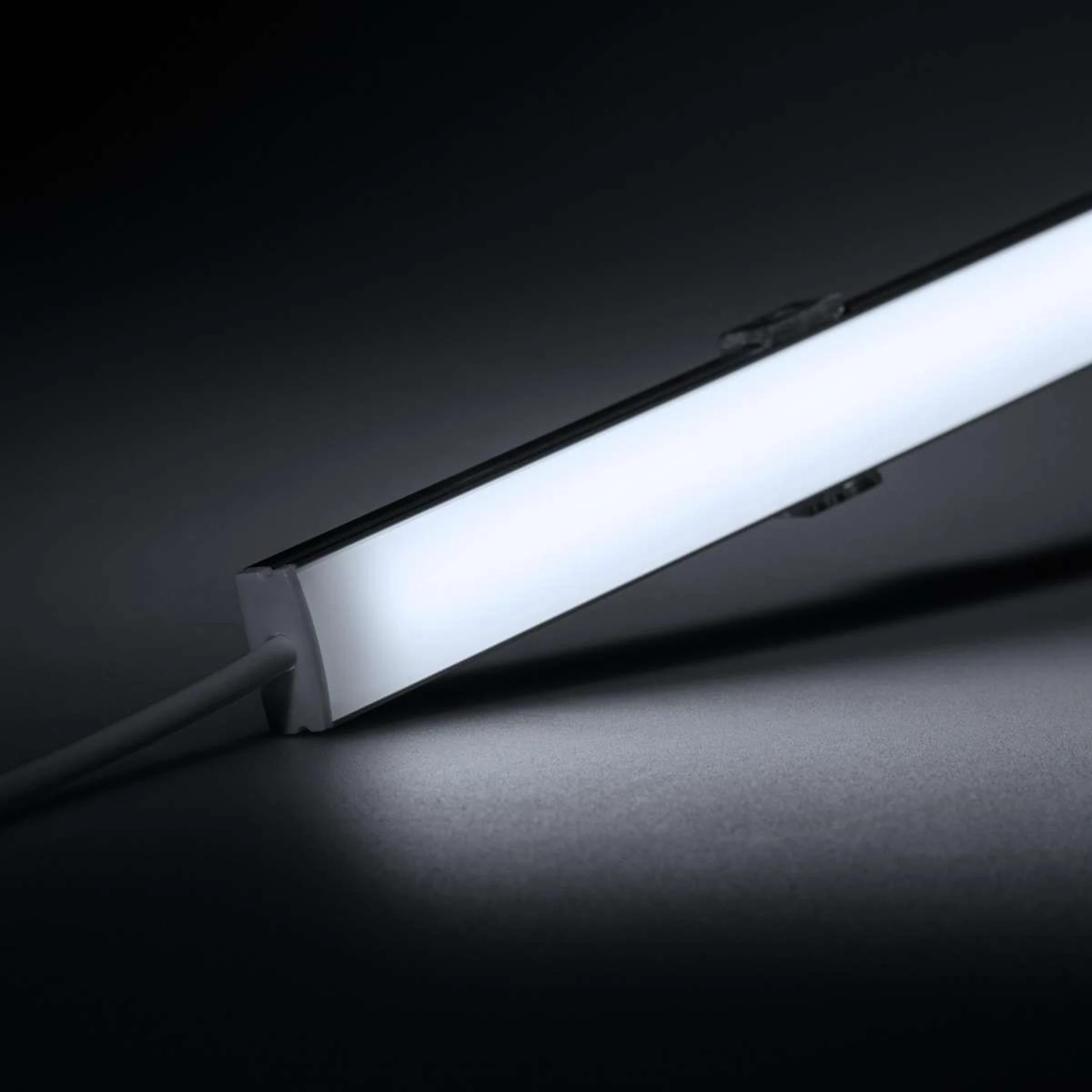 12V Slim-Line Aluminium High Power LED Leiste - weiß - diffuse Abdeckung - 33cm - 36 High Power LEDs - 5,7 Watt - 849 Lumen - kein Anschlußkabel zum Netzteil - mit Ausgangskabel ( zum Anschluss einer weiteren LED- Leiste )