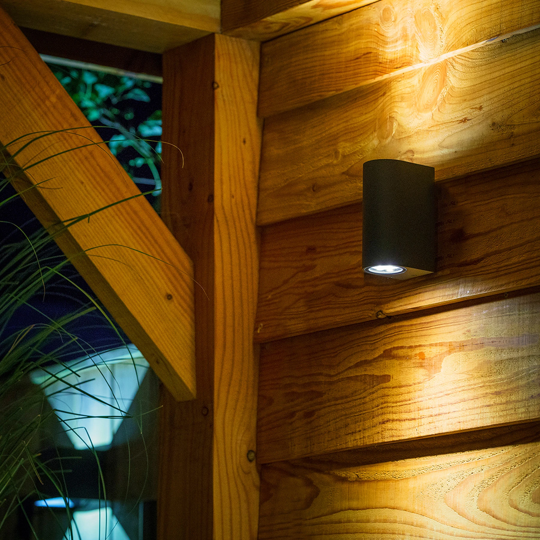 12V Wandleuchte in schwarz - 4W - Lichtfarbe: warmweiß - IP44