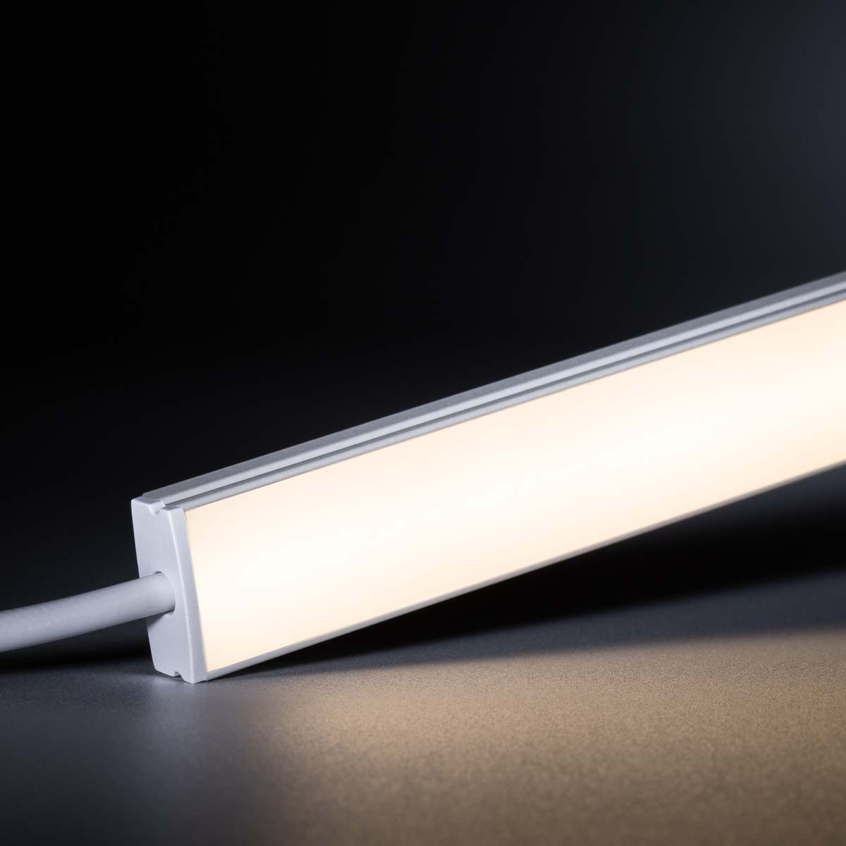 24V White Line Slim LED Leiste - COB - Farbtemperatur einstellbar - diffuse Abdeckung - 33cm - 182 LED Chips - max. 6,6 Watt - 660 Lumen - mit Ausgangskabel (zum Anschluss einer weiteren LED Leiste)