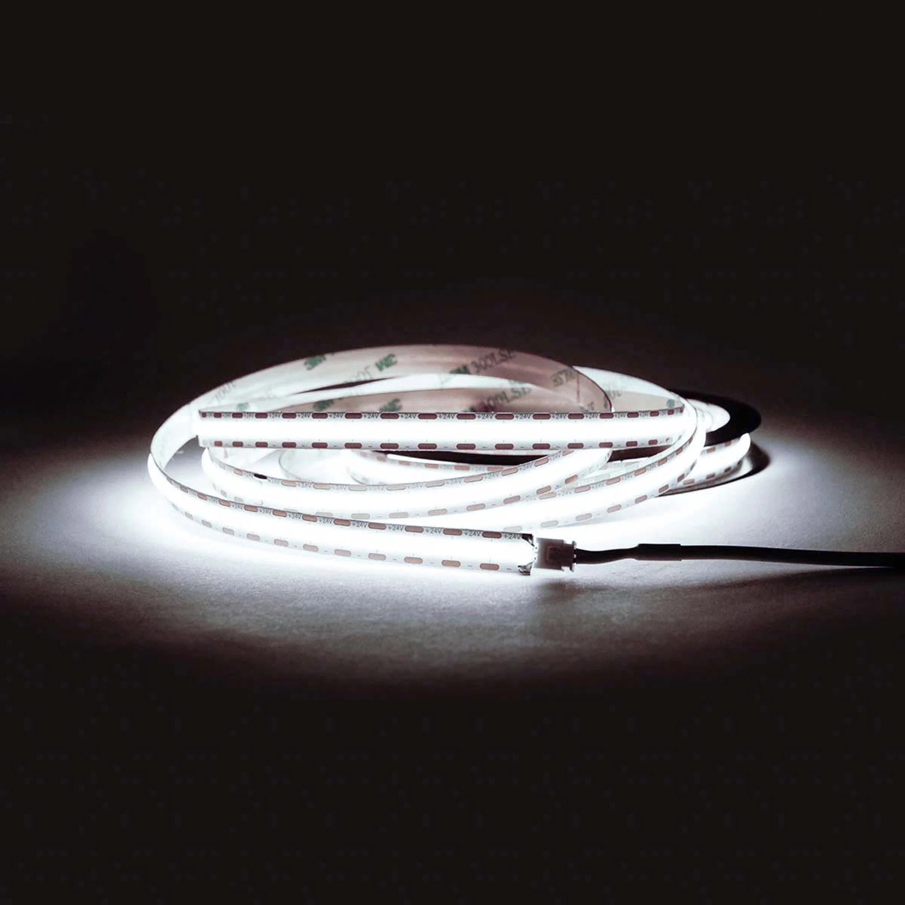 24V COB LED Streifen - weiß  - alle 1cm teilbar - 10mm breit - 428cm - 2568 LED Chips - 77 Watt - 6548 Lumen - ohne Steckerbuchsen 2polig - 100cm Anschlußkabel zum Netzteil