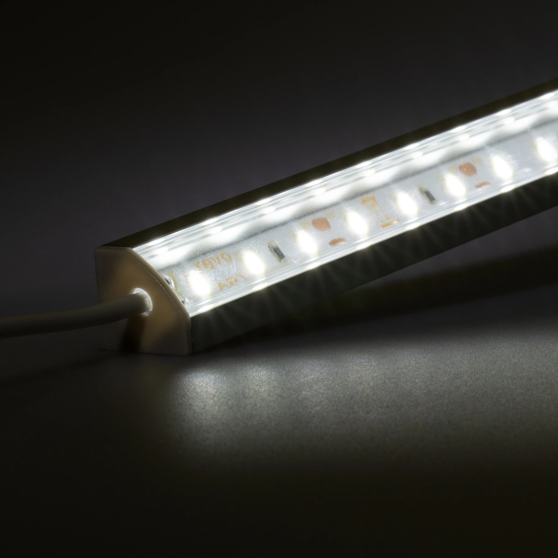 24V LED-Eckleiste mit klarer Abdeckung -  weiß 6000K - kein Anschlußkabel zum Netzteil - 28cm mit 35 SMD LEDs - 5 Watt 360 Lumen