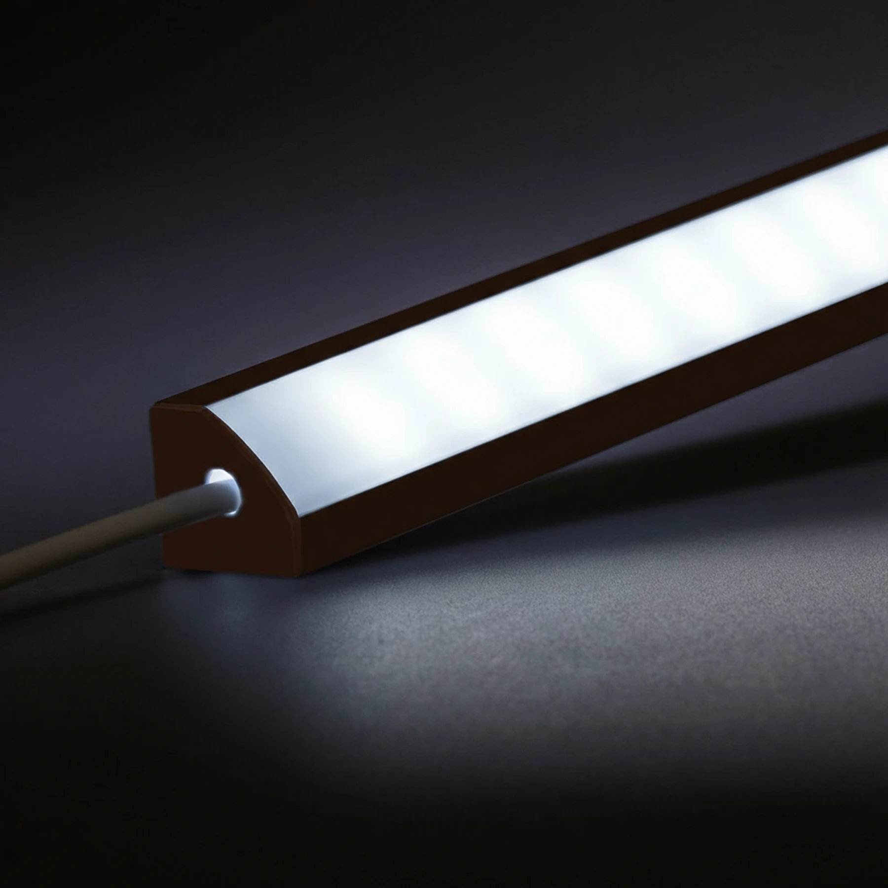12V Black Line LED Eckleiste - High Power - weiß - diffuse Abdeckung - 33cm - 36 High Power LEDs - 5,7 Watt - 934 Lumen  - kein Anschlußkabel zum Netzteil - mit Ausgangskabel ( zum Anschluss einer weiteren LED- Leiste )