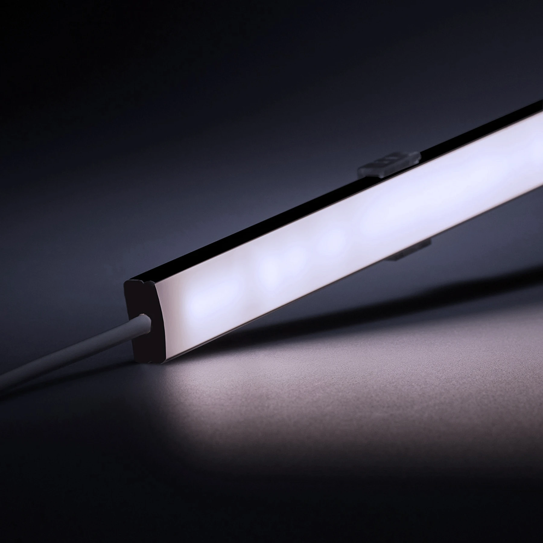 12V Black Line Slim Aluminium LED Leiste - High Power - weiß - diffuse Abdeckung - 33cm - 36 High Power LEDs - 5,7 Watt - 934 Lumen  - kein Anschlußkabel zum Netzteil - mit Ausgangskabel ( zum Anschluss einer weiteren LED- Leiste )