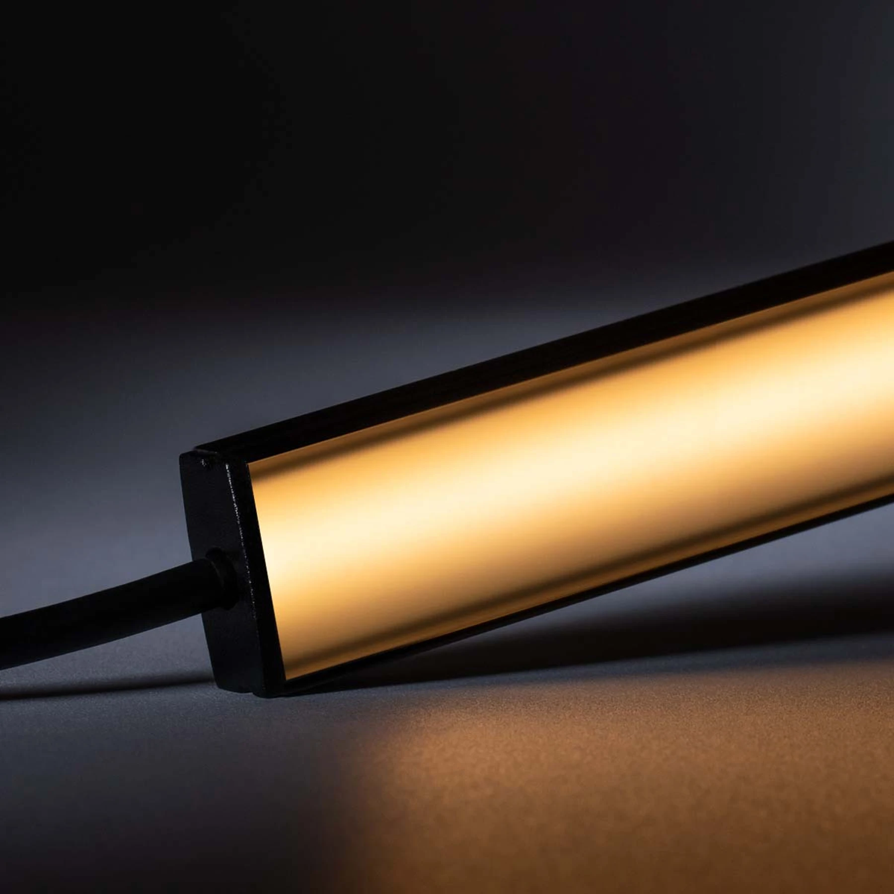 24V Black Line Slim Aluminium LED Leiste - COB - warmweißes Licht - schwarze Abdeckung