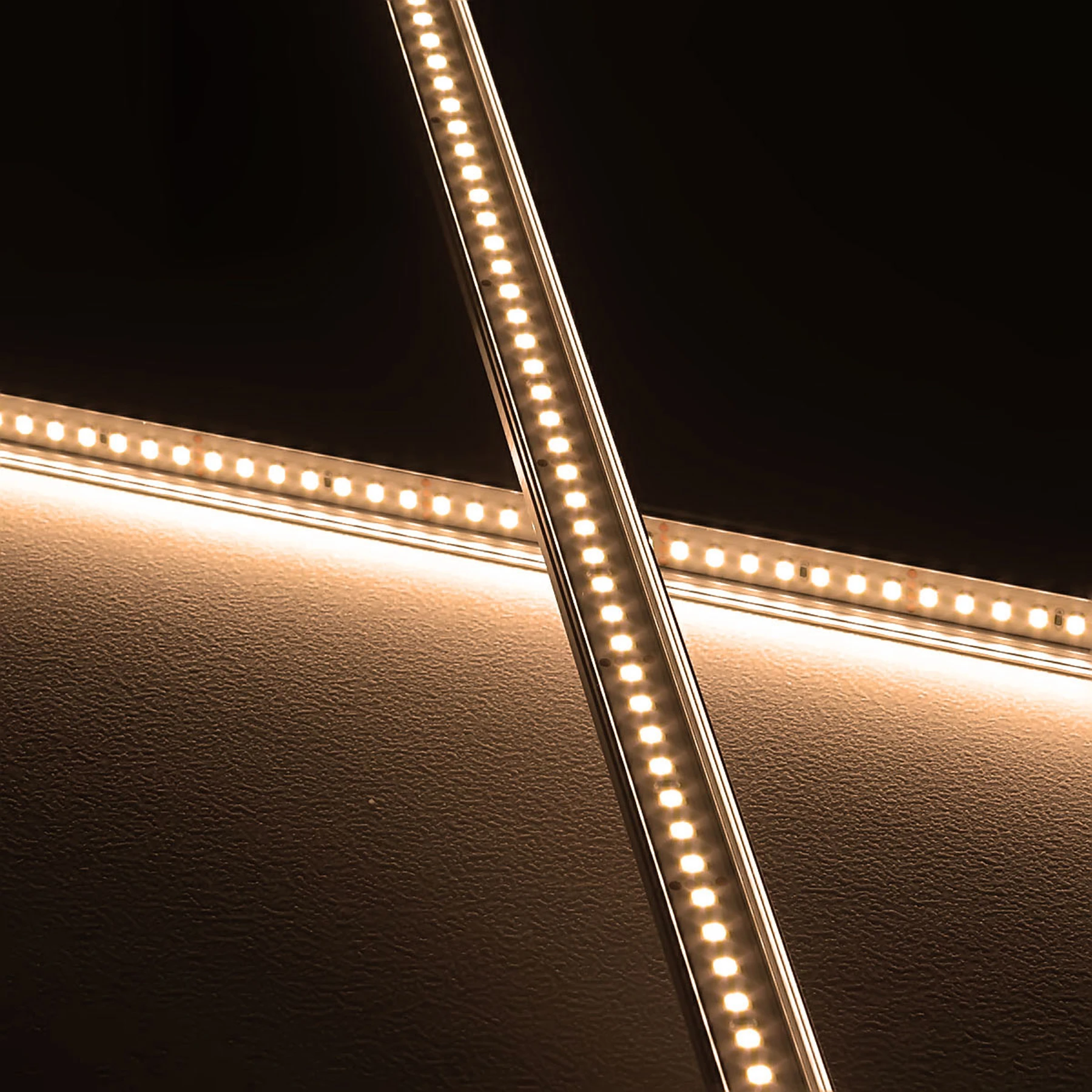 12V Black Line Slim Aluminium LED Leiste - High Power - warmweiß - transparente Abdeckung