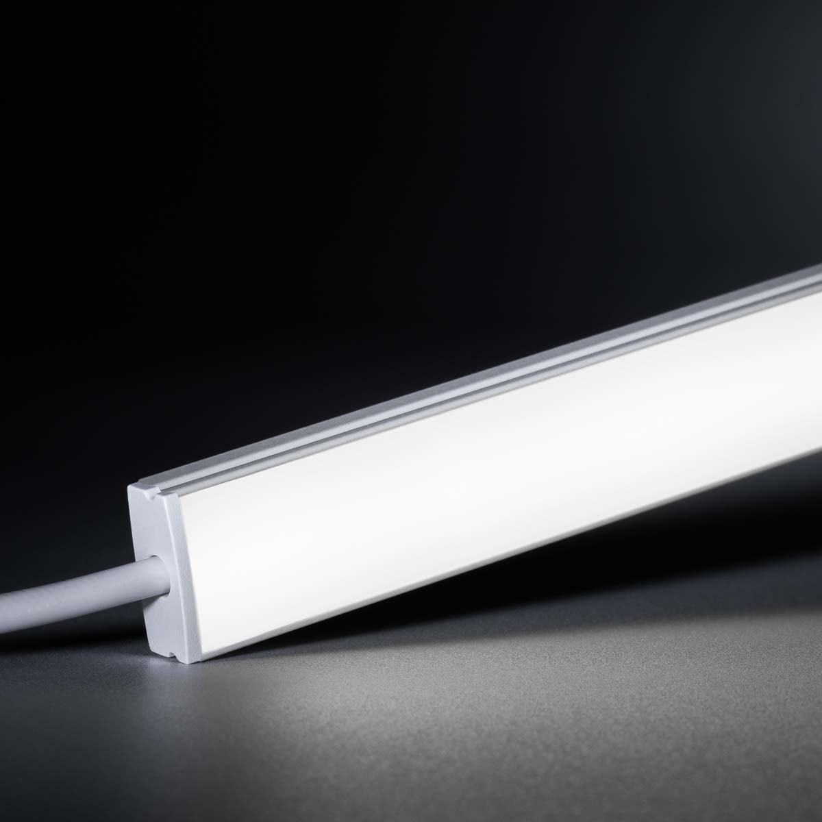 24V White Line Slim LED Leiste - COB - Farbtemperatur einstellbar - diffuse Abdeckung - 33cm - 182 LED Chips - max. 6,6 Watt - 660 Lumen - mit Ausgangskabel (zum Anschluss einer weiteren LED Leiste)