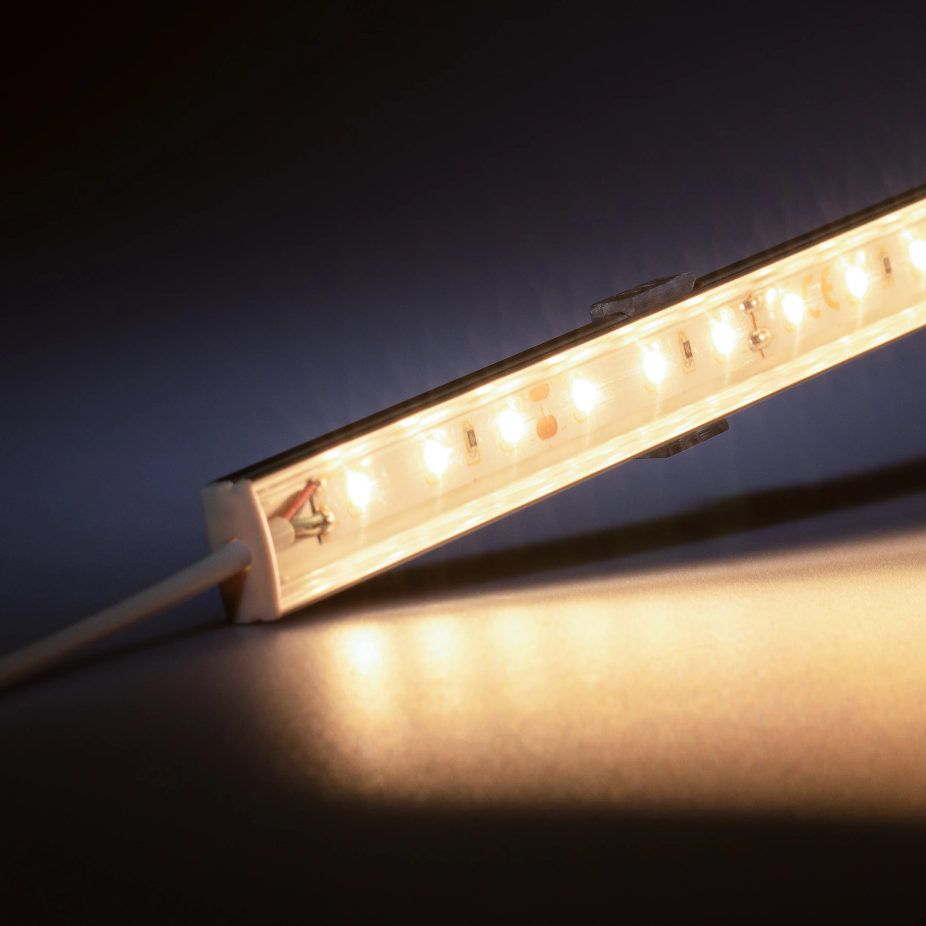 12V Slim Line  Aluminium LED Leiste – Lichtfarbe: warmweiß – transparente Abdeckung
