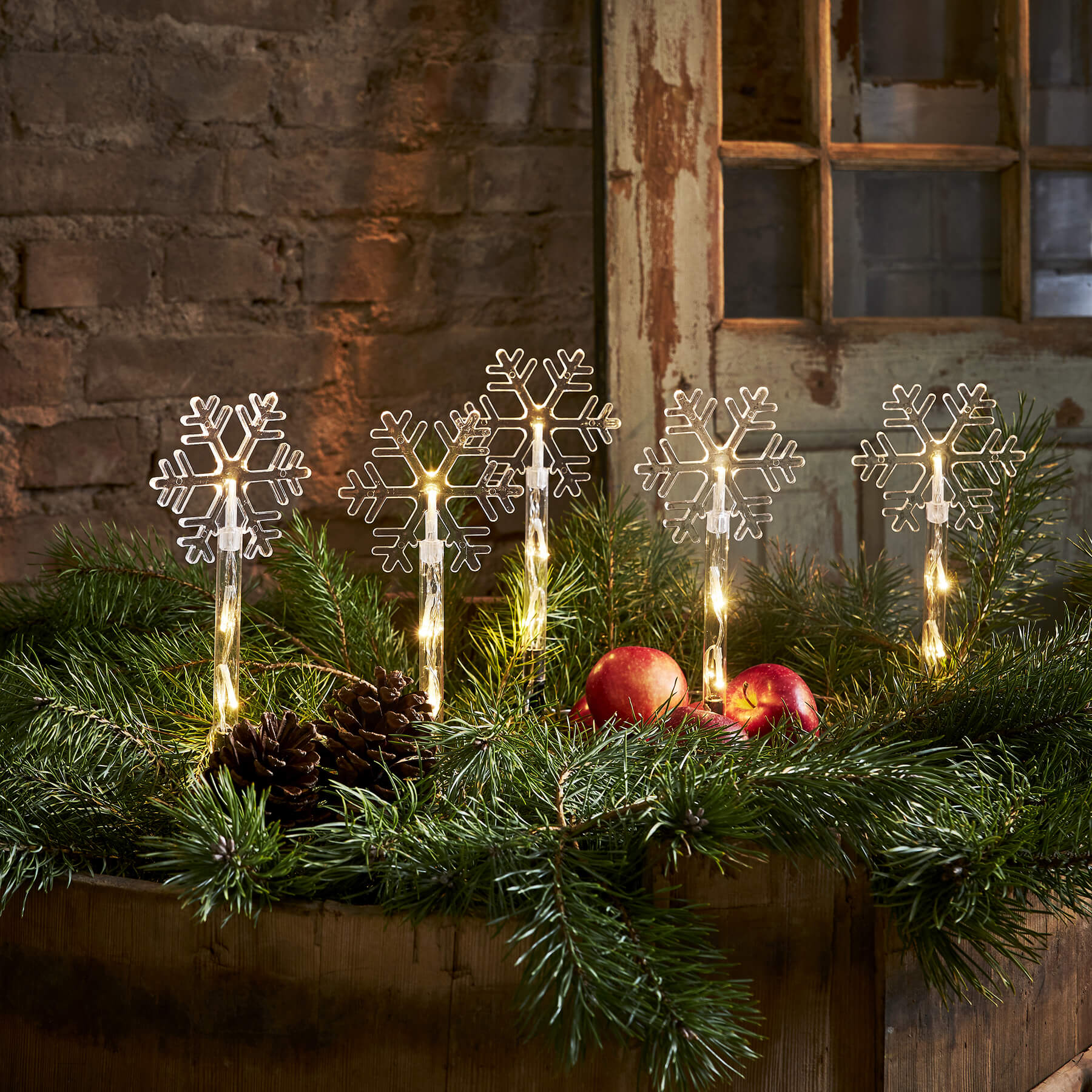 Wandy - Weihnachtsdeko für außen - 5er Set Flocke mit Erdspieß - Timer - Batteriebetrieb - Warmweiß