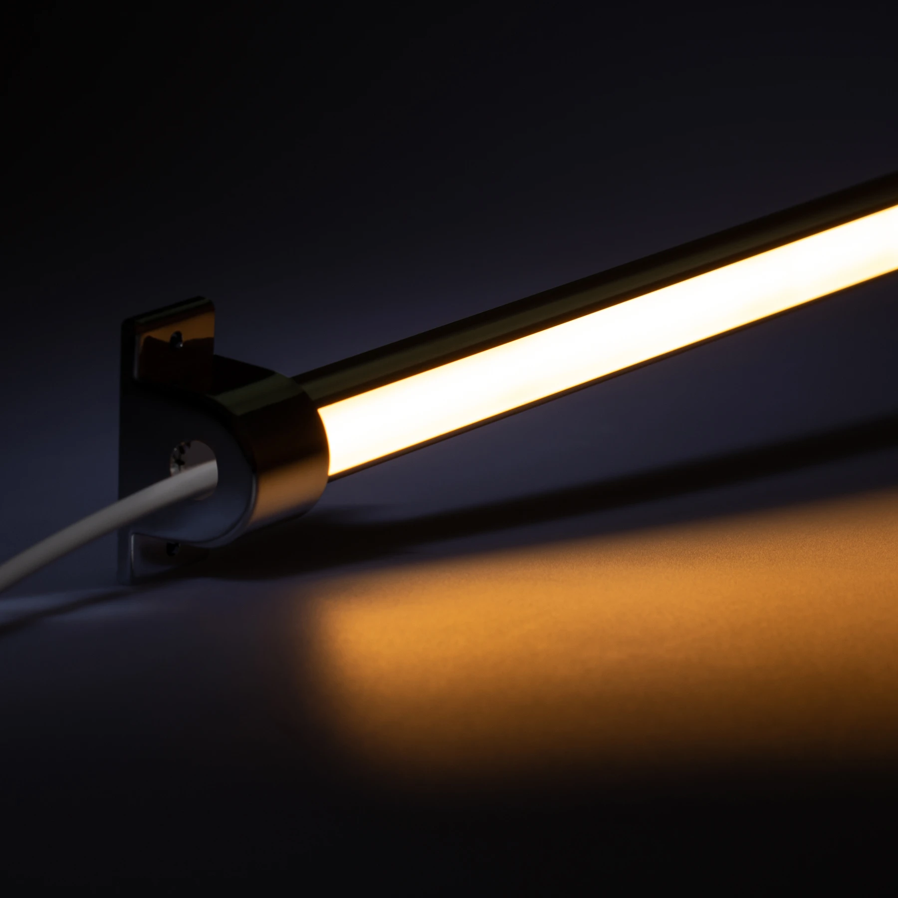 24V Aluminium LED Leiste - einstellbare Abstrahlrichtung – COB - warmweiß – diffuse  Abdeckung