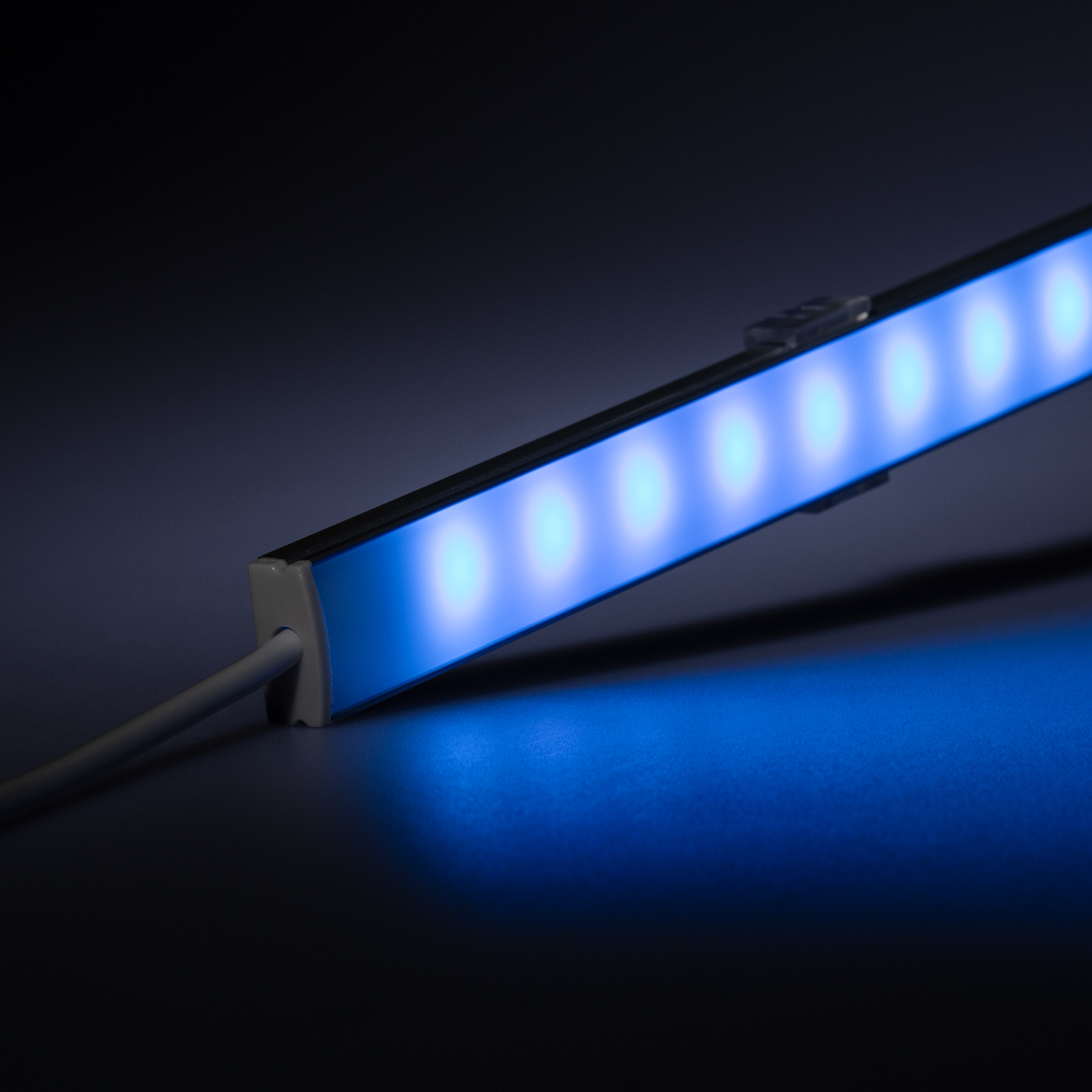 24V wasserfeste Aluminium LED Leiste – RGB  – 50cm – diffuse Abdeckung –  IP65 - 20cm Eingangskabel mit Stecker 4polig - mit Ein- und Ausgangskabel