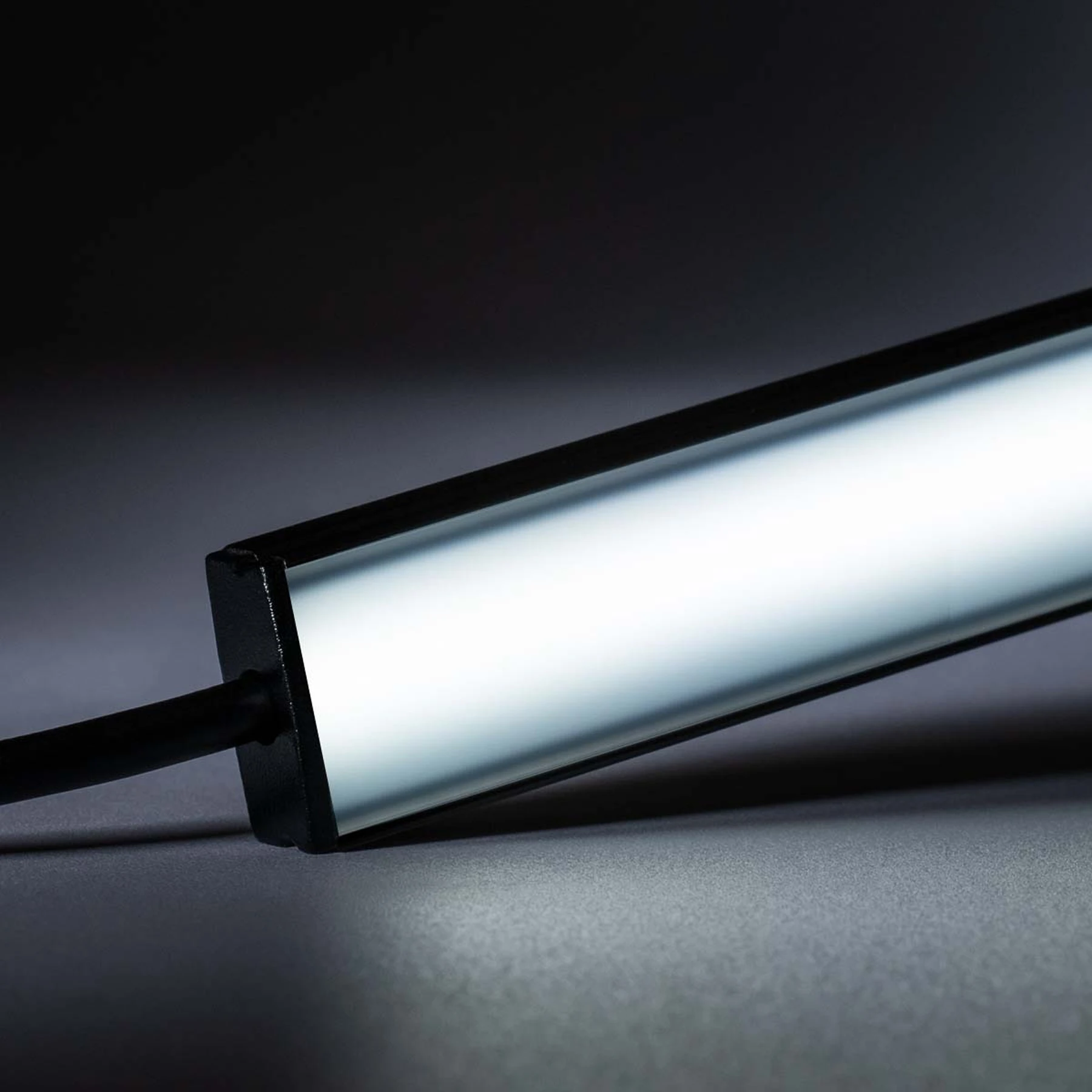24V Black Line Slim Aluminium LED Leiste - COB - weißes Licht - schwarze Abdeckung