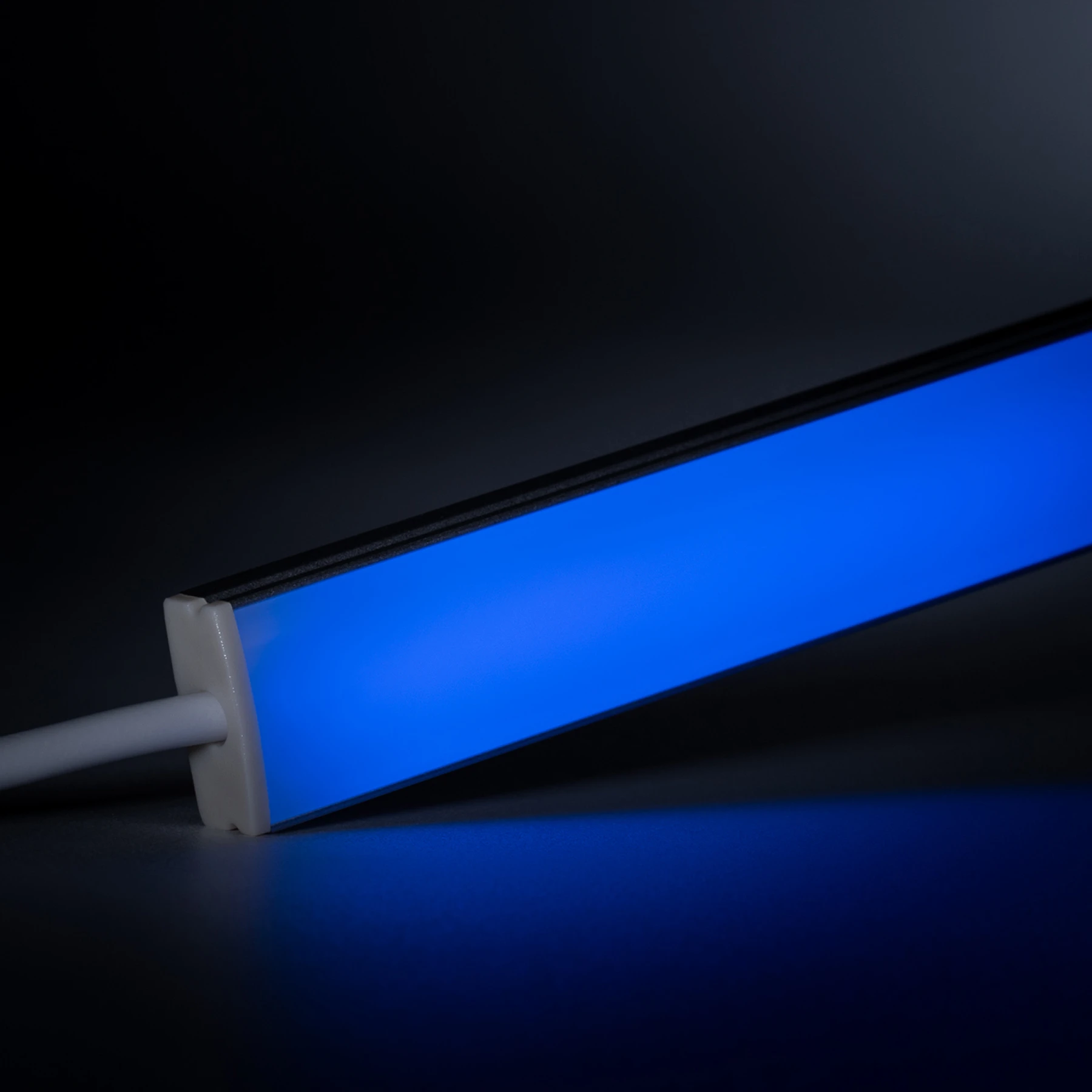 24V Slim-Line Aluminium LED Leiste - UV - diffuse Abdeckung - 33cm - 72 LEDs - 6 Watt - kein Anschlußkabel zum Netzteil - mit Ausgangskabel ( zum Anschluss einer weiteren LED- Leiste )