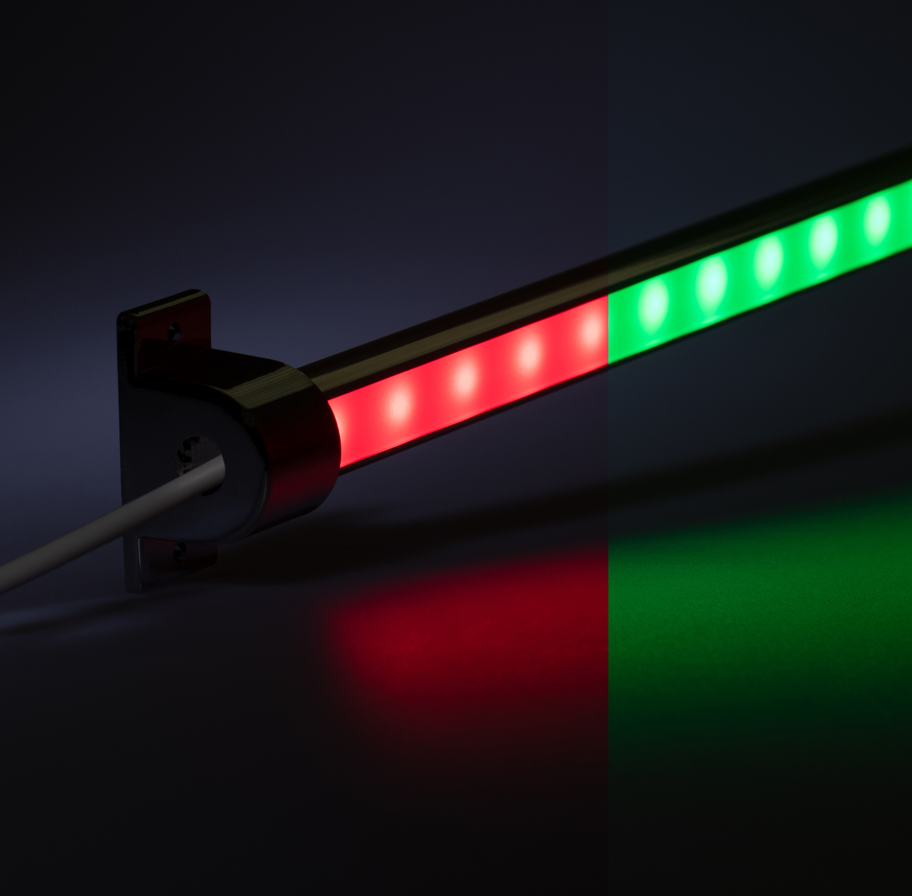 24V wasserfeste Aluminium LED Leiste – RGB – 55cm – einstellbare Abstrahlrichtung – IP65 20cm Eingangskabel mit Stecker 4polig - mit Ein- und Ausgangskabel