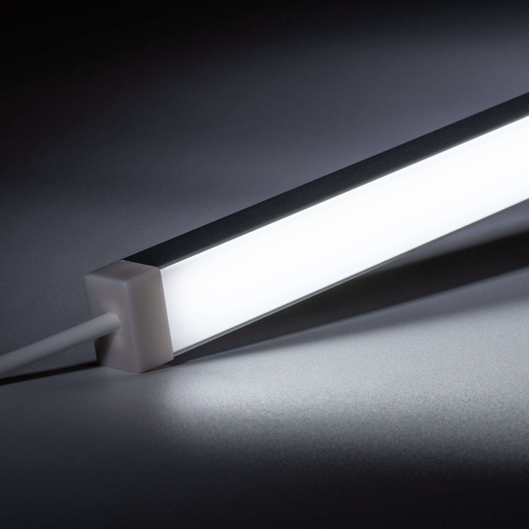 24V wasserfeste Aluminium COB LED Leiste - Farbtemperatur einstellbar - diffuse Abdeckung - IP65 - 33cm - 182 LED Chips - max. 6,6 Watt - 660 Lumen - 100cm Eingangskabel mit offenen Enden - ohne Ausgangskabel (geschlossene Endkappe)