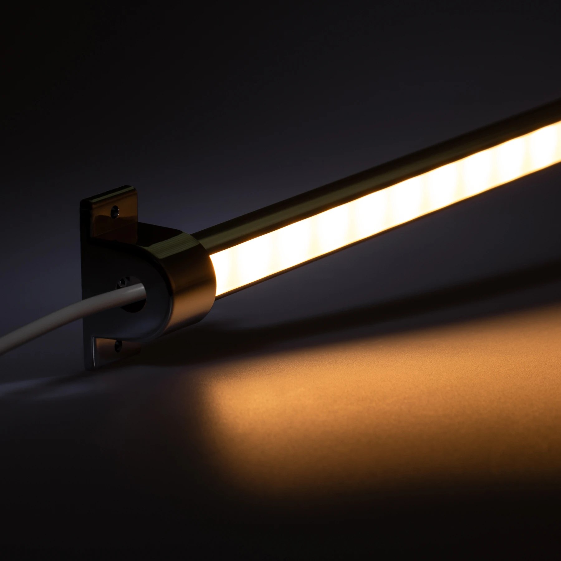 12V Aluminium LED Leiste - einstellbare Abstrahlrichtung – warmweiß – diffuse Abdeckung - kein Anschlußkabel zum Netzteil - 33cm mit 18 SMD LEDs - 3,5 Watt - 210 Lumen