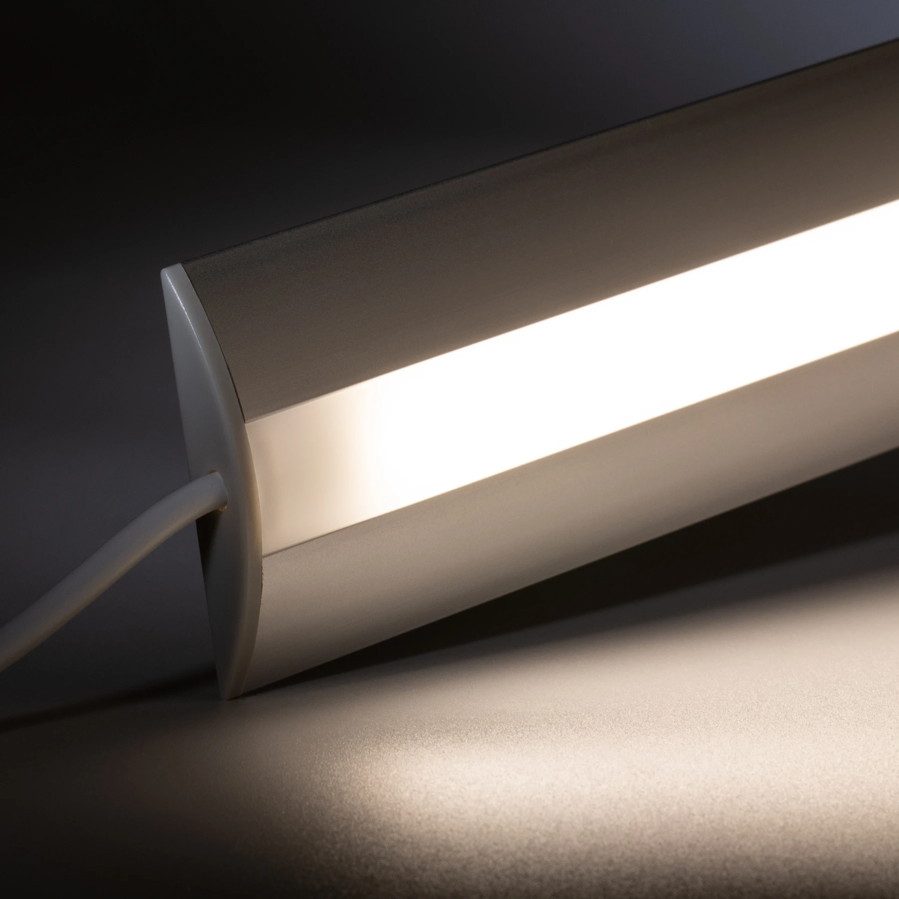 24V Aluminium Unterbau LED Leiste - neutralweiß - diffuse Abdeckung - kein Anschlußkabel zum Netzteil - mit Ausgangskabel ( zum Anschluss einer weiteren LED- Leiste ) - 33cm - 42 LEDs - 6 Watt - 504 Lumen