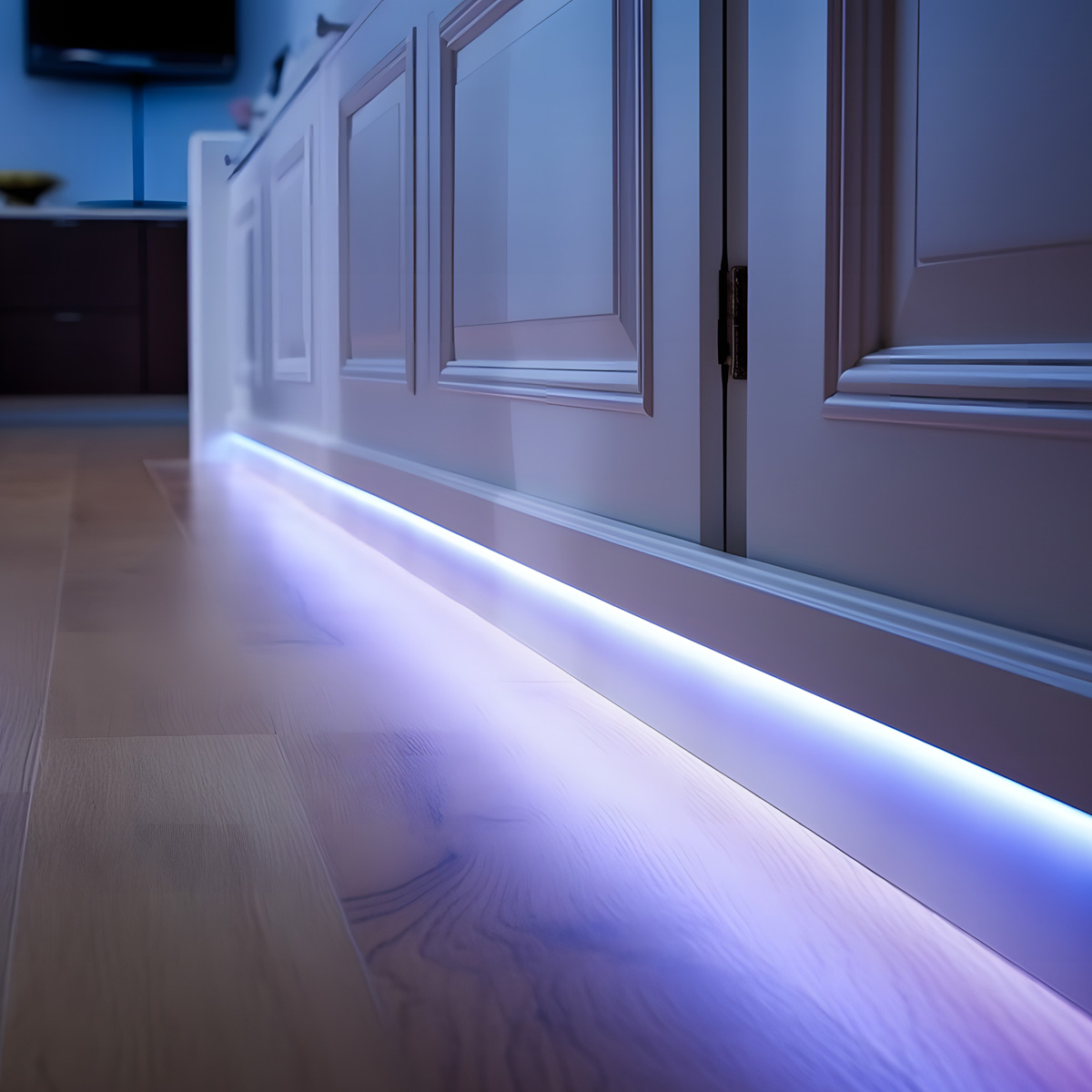 LED Stuckleiste - moderne flache Sockelleiste - 1,7 x 8 x 200cm