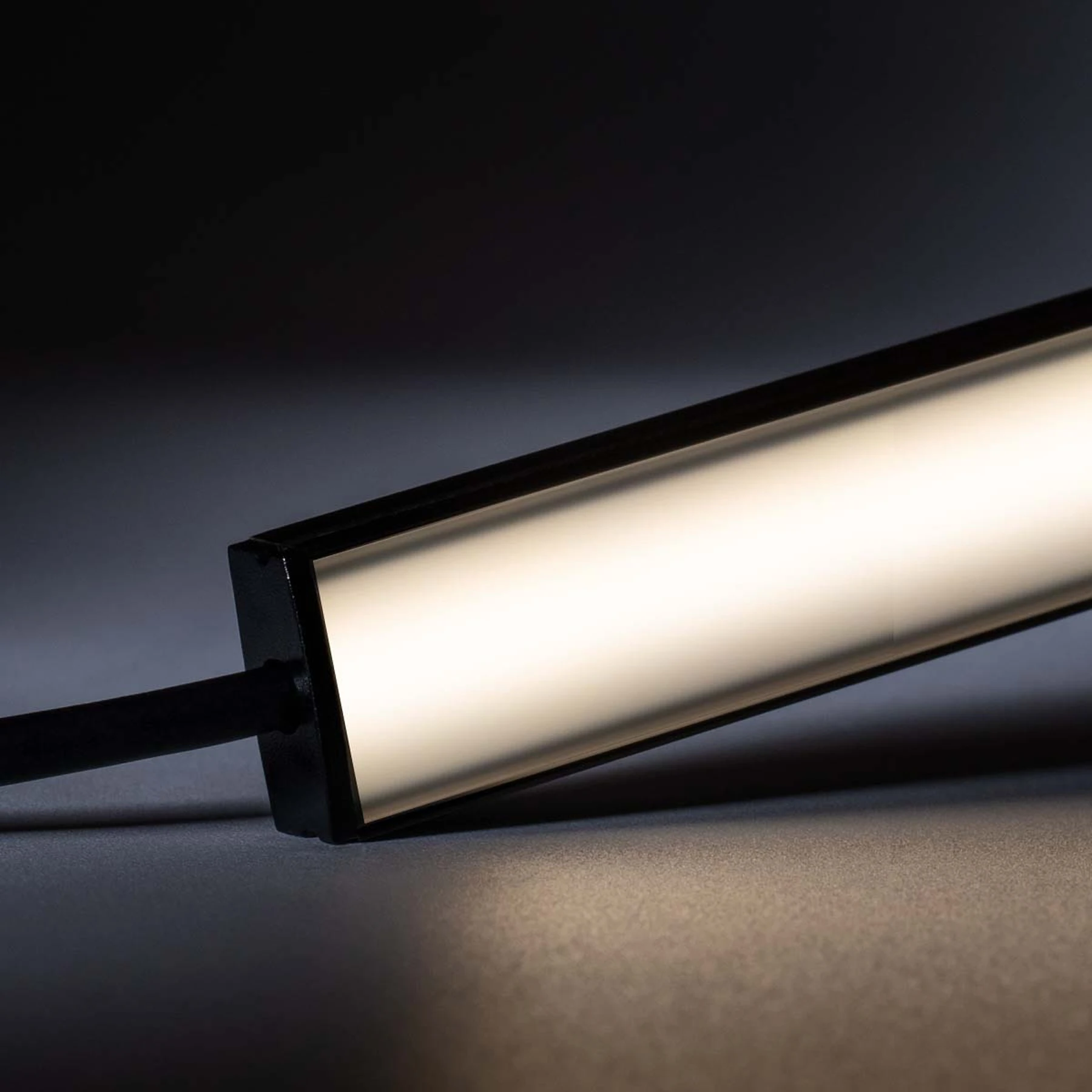 24V Black Line Slim Aluminium LED Leiste - COB - neutralweißes Licht - schwarze Abdeckung