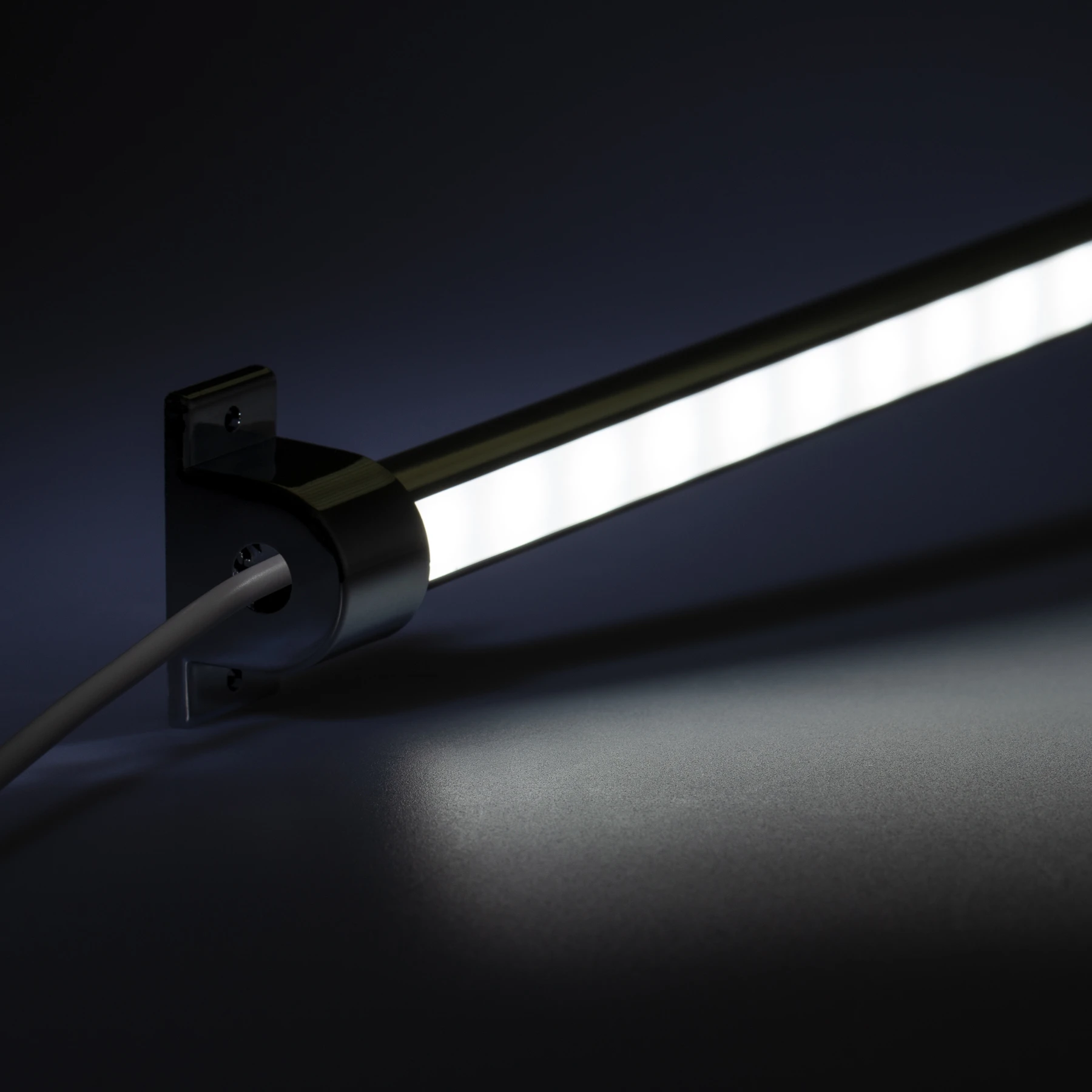 12V Aluminium LED Leiste - einstellbare Abstrahlrichtung – weiß – diffuse Abdeckung - kein Anschlußkabel zum Netzteil - 33cm mit 18 SMD LEDs - 3,5 Watt - 210 Lumen