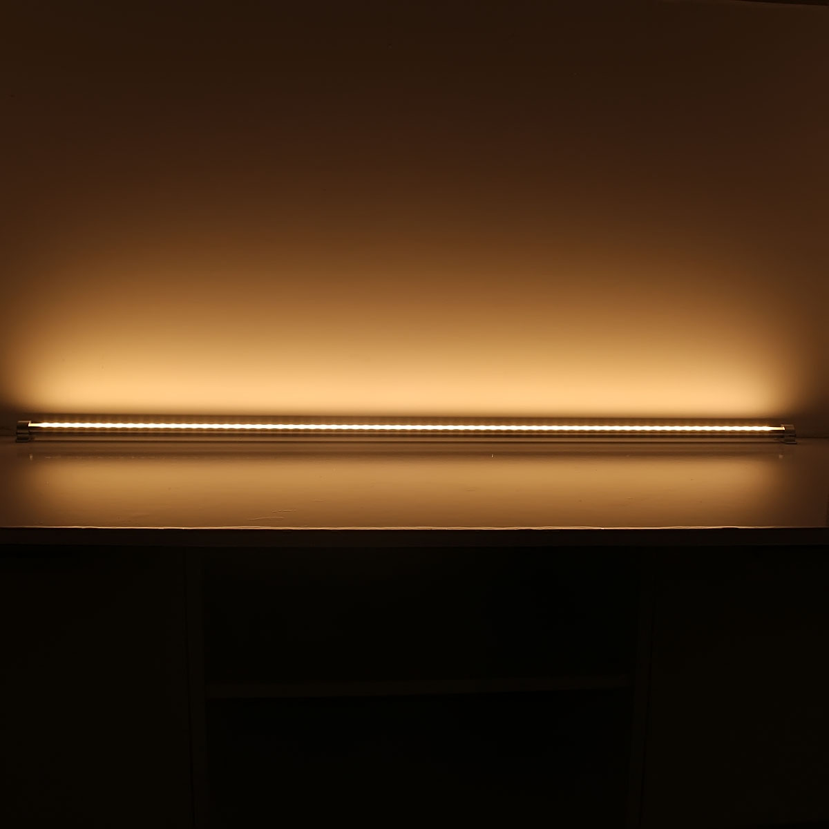 24V  wasserfeste Aluminium LED Leiste – warmweiß – 105cm – einstellbare Abstrahlrichtung – IP65 25cm Eingangskabel mit DC-Rundbuchse 2polig mit Ein- und Ausgangskabel