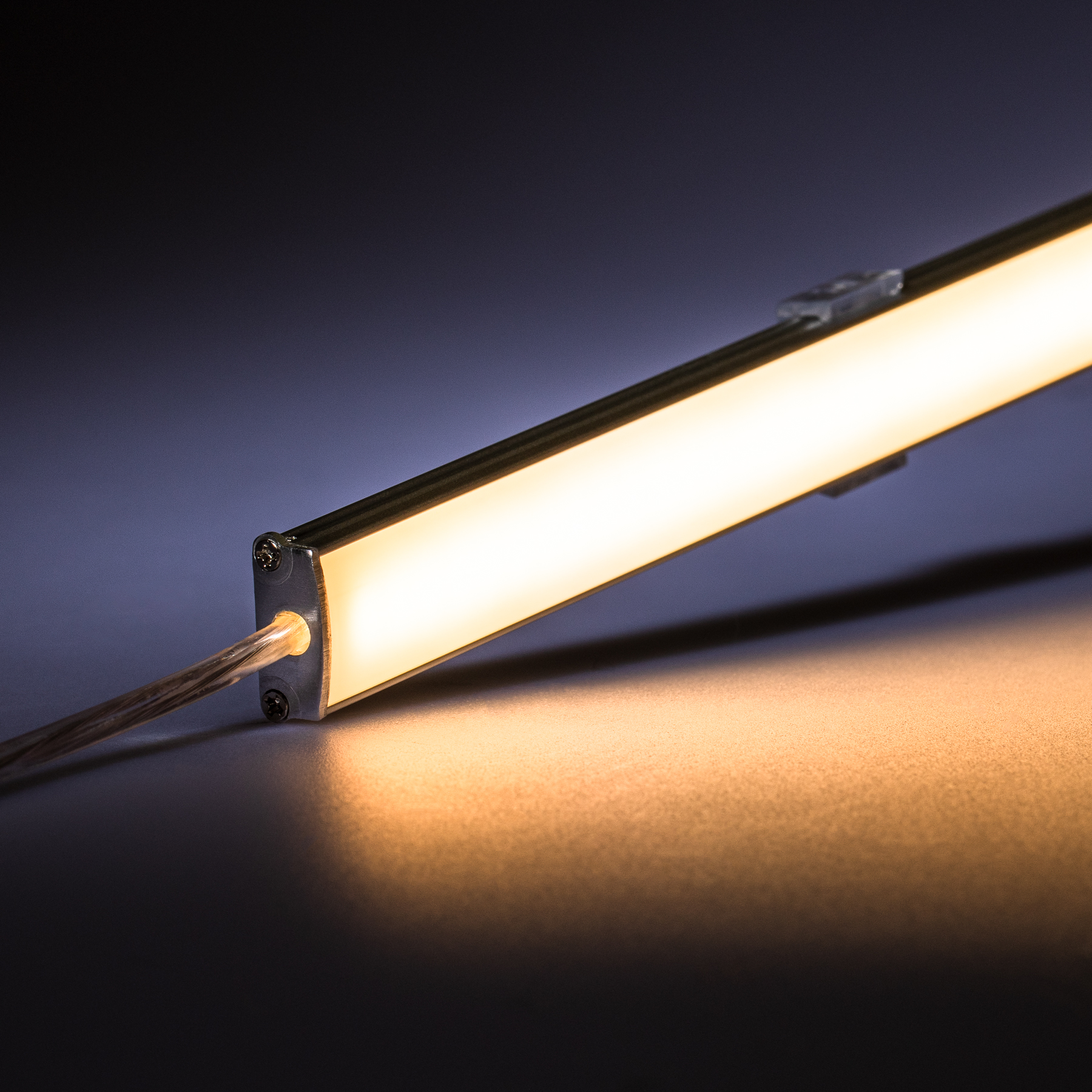 12V wasserfeste Aluminium LED Leiste – warmweiß – 50cm– diffuse Abdeckung  – IP65 - 20cm Eingangskabel mit DC-Rundbuchse 2polig - mit Ein- und Ausgangskabel