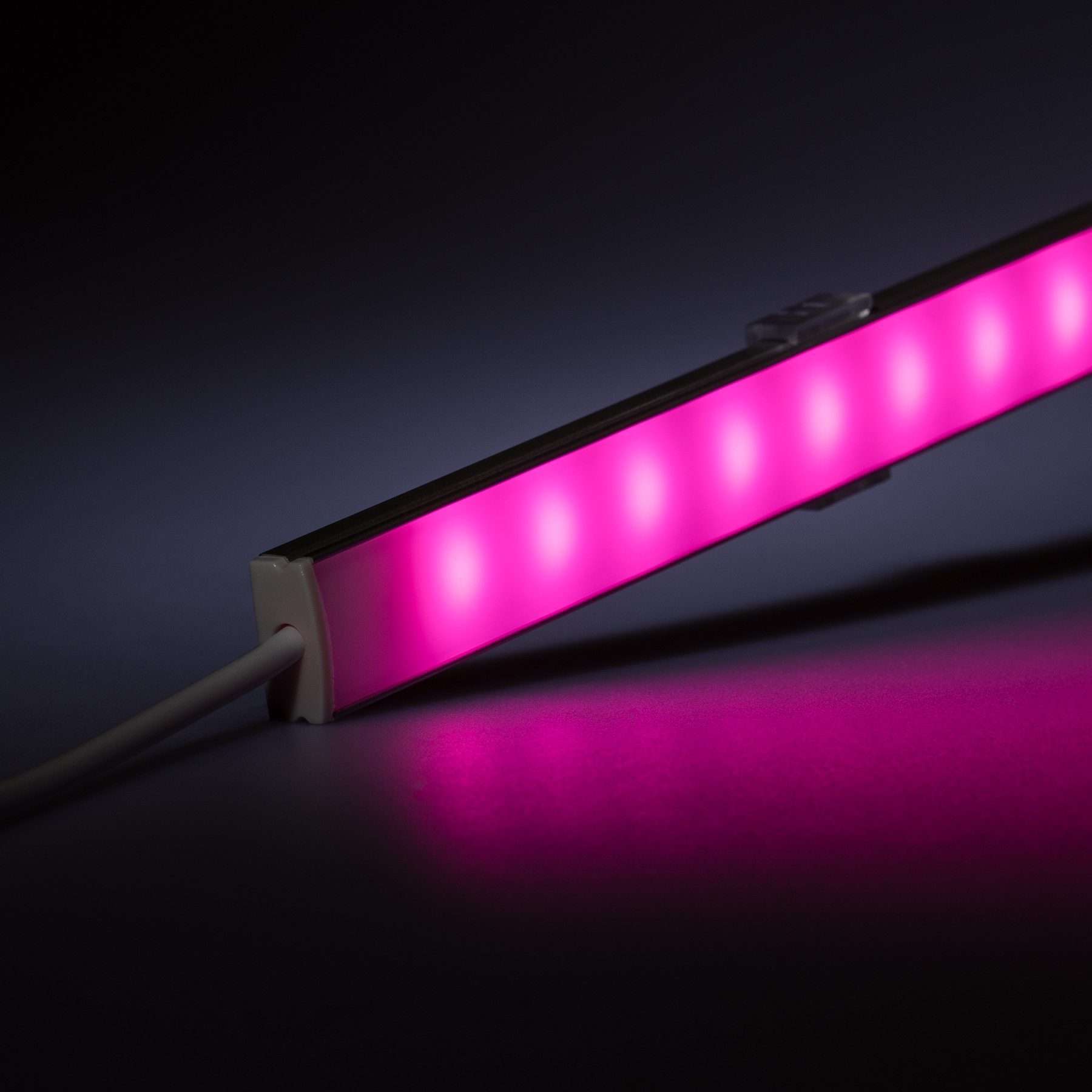 24V wasserfeste Aluminium LED Leiste – RGB  – 100cm – diffuse Abdeckung –  IP65 - 20cm Eingangskabel mit Stecker 4polig - mit Ein- und Ausgangskabel