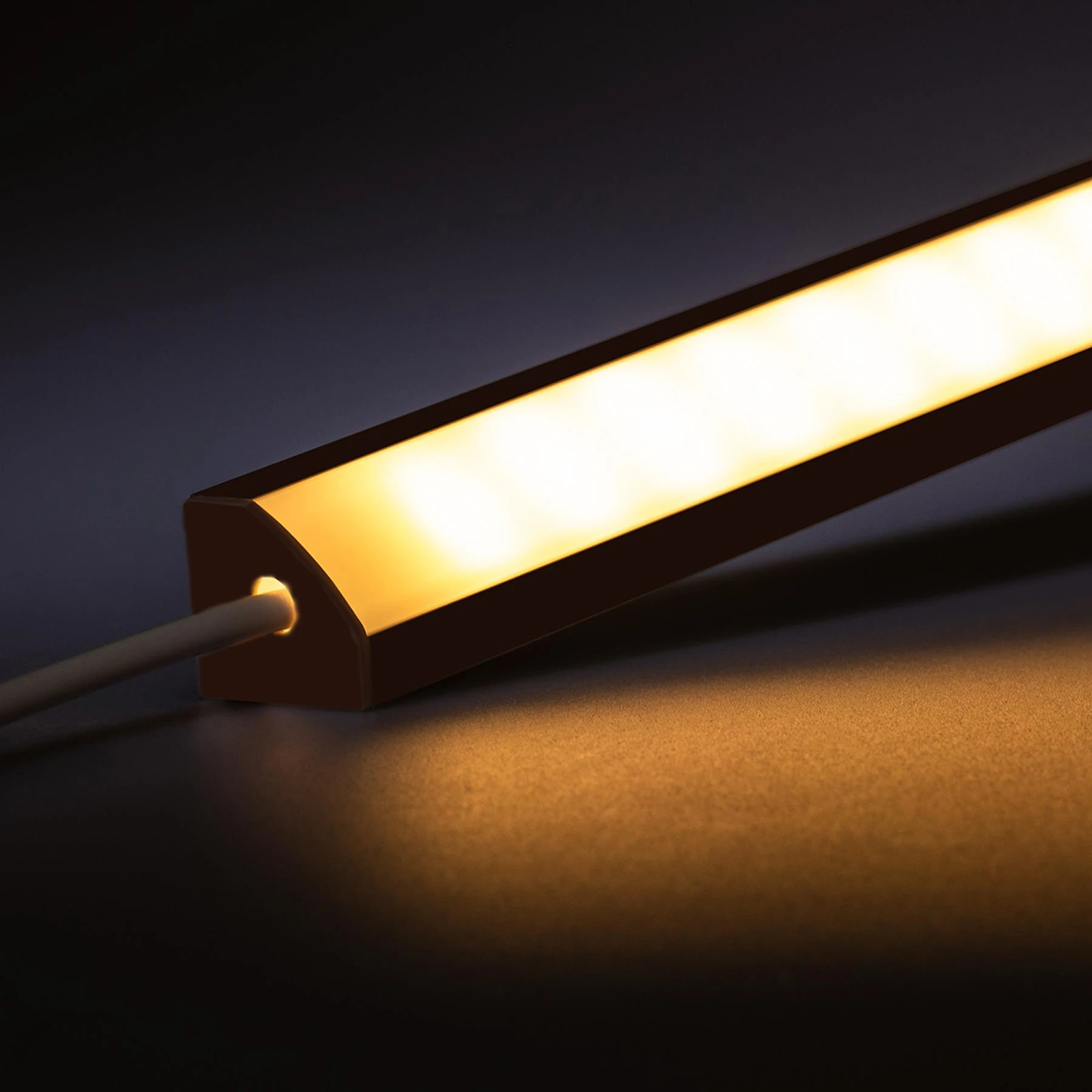 12V Black Line LED Eckleiste - High Power - warmweiß - diffuse Abdeckung - 33cm - 36 High Power LEDs - 5,7 Watt - 854 Lumen - kein Anschlußkabel zum Netzteil - mit Ausgangskabel ( zum Anschluss einer weiteren LED- Leiste )