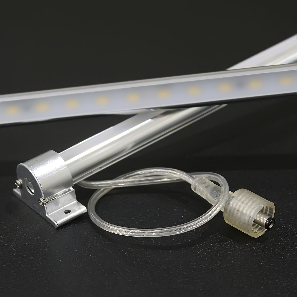 24V wasserfeste Aluminium LED Leiste – warmweiß – 55cm – einstellbare Abstrahlrichtung – IP65 25cm Eingangskabel mit DC-Rundbuchse - mit Ein- und Ausgangskabel