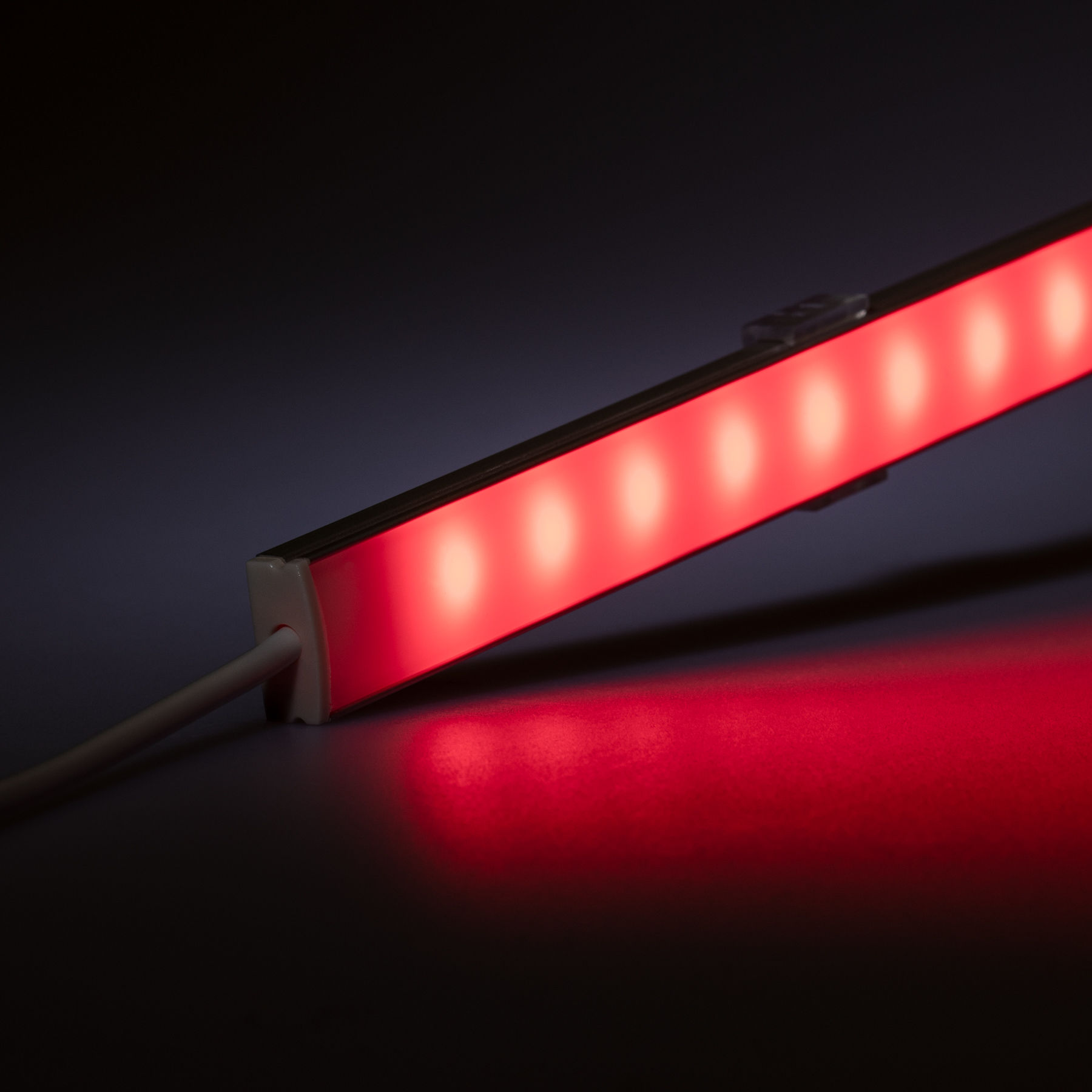 24V wasserfeste Aluminium LED Leiste – RGB  – 100cm – diffuse Abdeckung –  IP65 - 20cm Eingangskabel mit Stecker 4polig - mit Ein- und Ausgangskabel