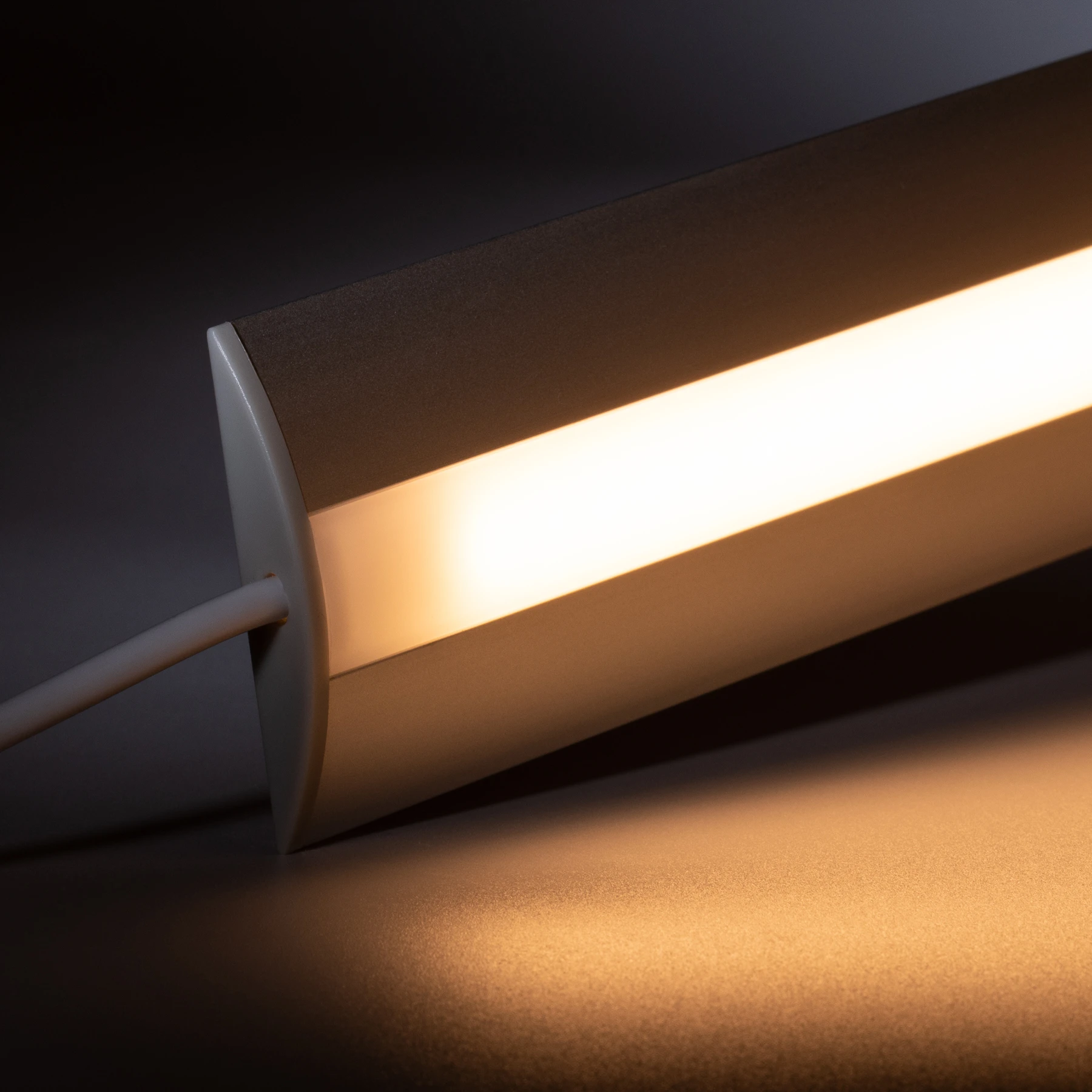 24V Aluminium Unterbau LED Leiste - warmweiß - diffuse Abdeckung - kein Anschlußkabel zum Netzteil - mit Ausgangskabel ( zum Anschluss einer weiteren LED- Leiste ) - 33cm - 42 LEDs - 6 Watt - 504 Lumen