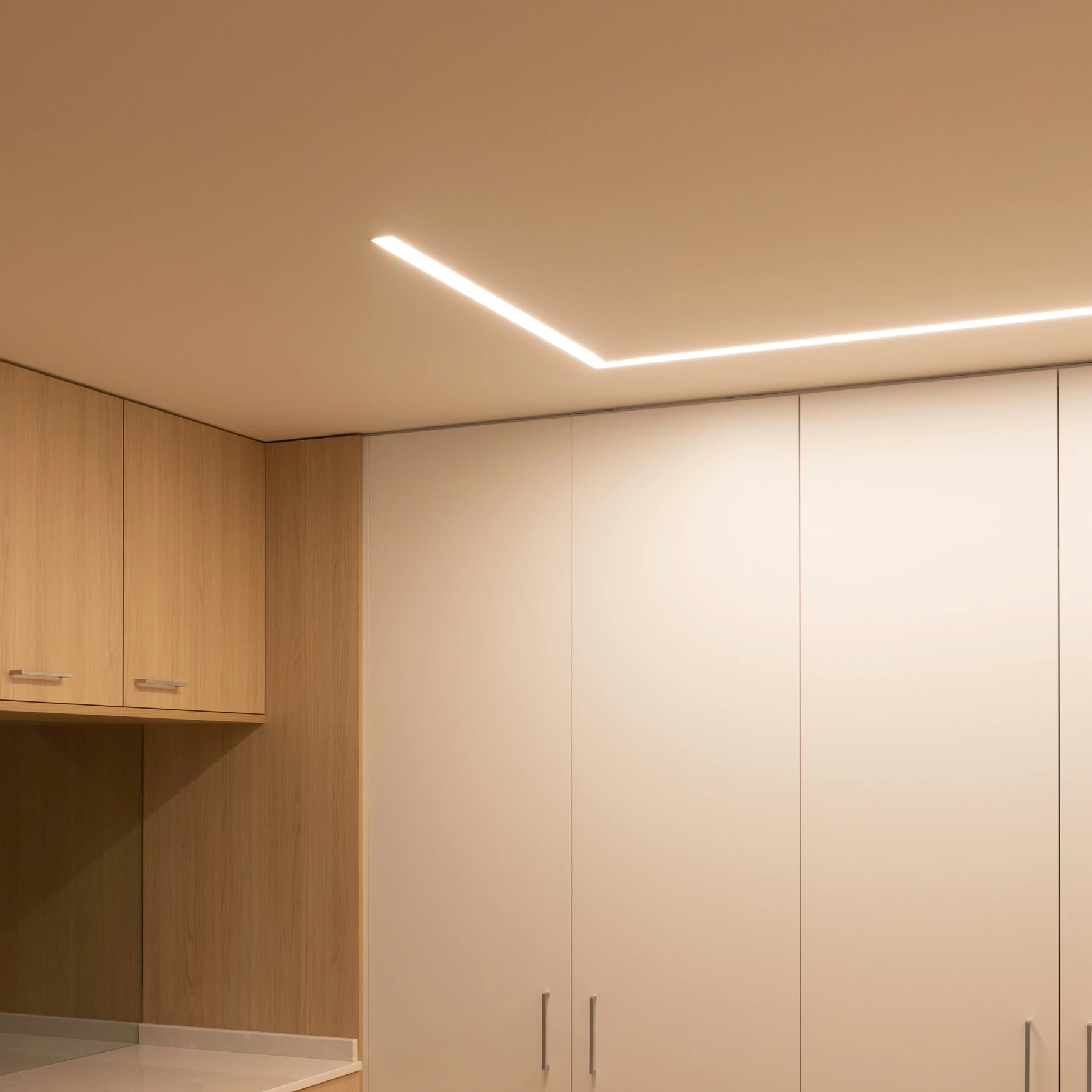 24V Aluminium LED Einbauleuchte - warmweiß - linear - diffuse Abdeckung, bis 3m Länge - 37cm - 80 High Power LEDs - 6,4 Watt - 1047 Lumen - ohne Netzteil
