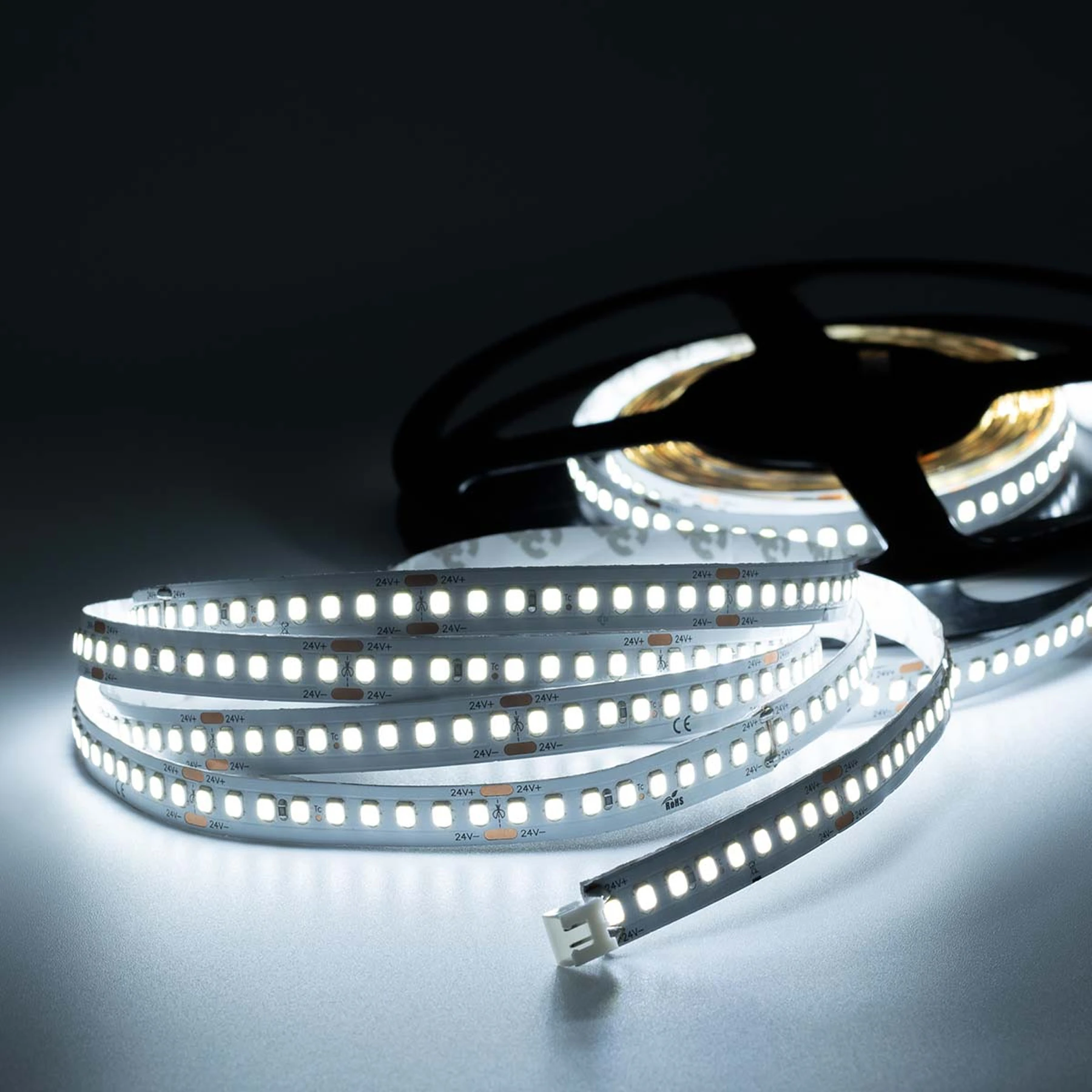 24V LED Streifen energiesparend - weiß - 180 LEDs je Meter - alle 5cm teilbar - 790cm - 1422 LEDs - 76 Watt - 14773 Lumen - ohne Steckerbuchsen 2polig - 100cm Anschlußkabel zum Netzteil