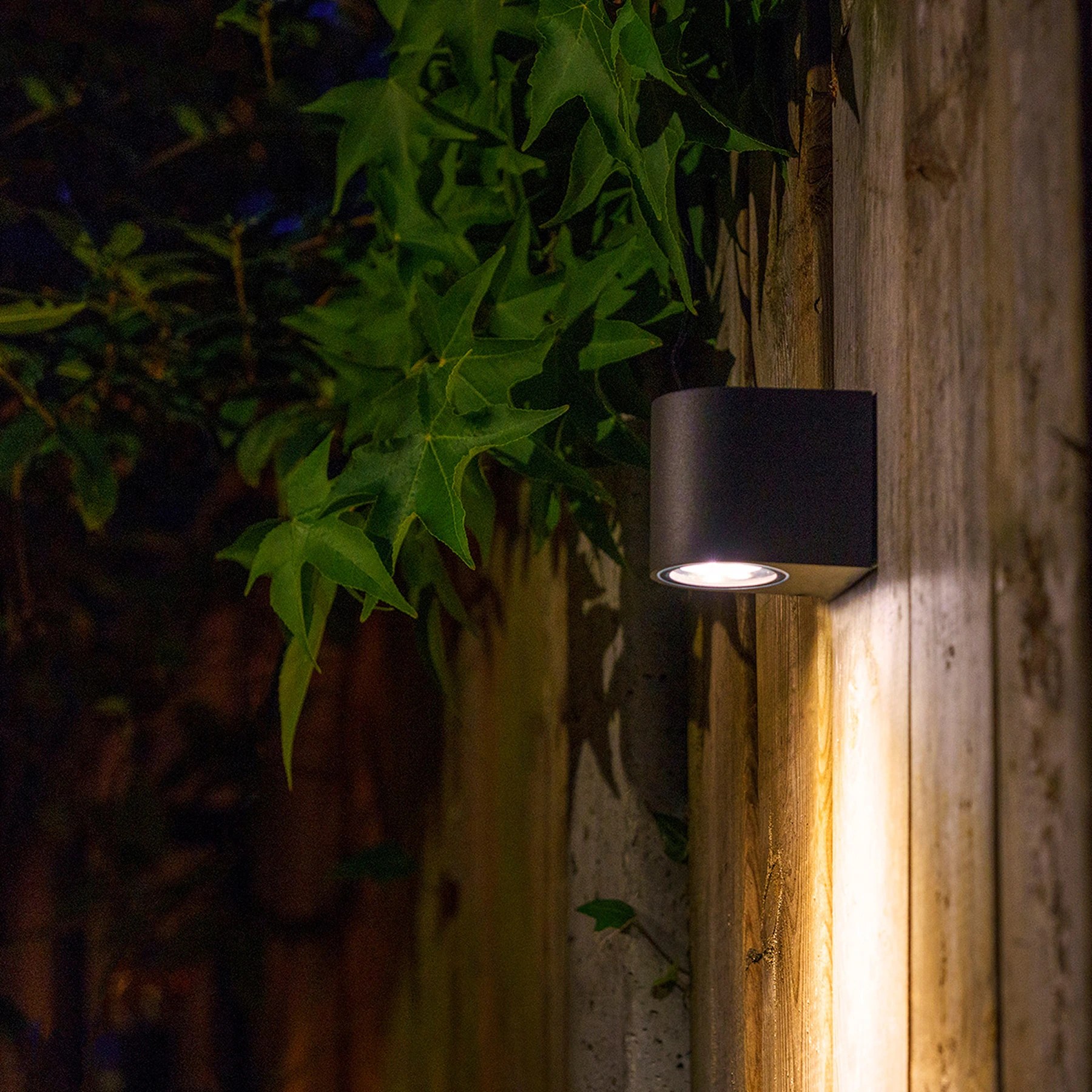 12V Wandleuchte in schwarz - 4W - Lichtfarbe: warmweiß - IP44