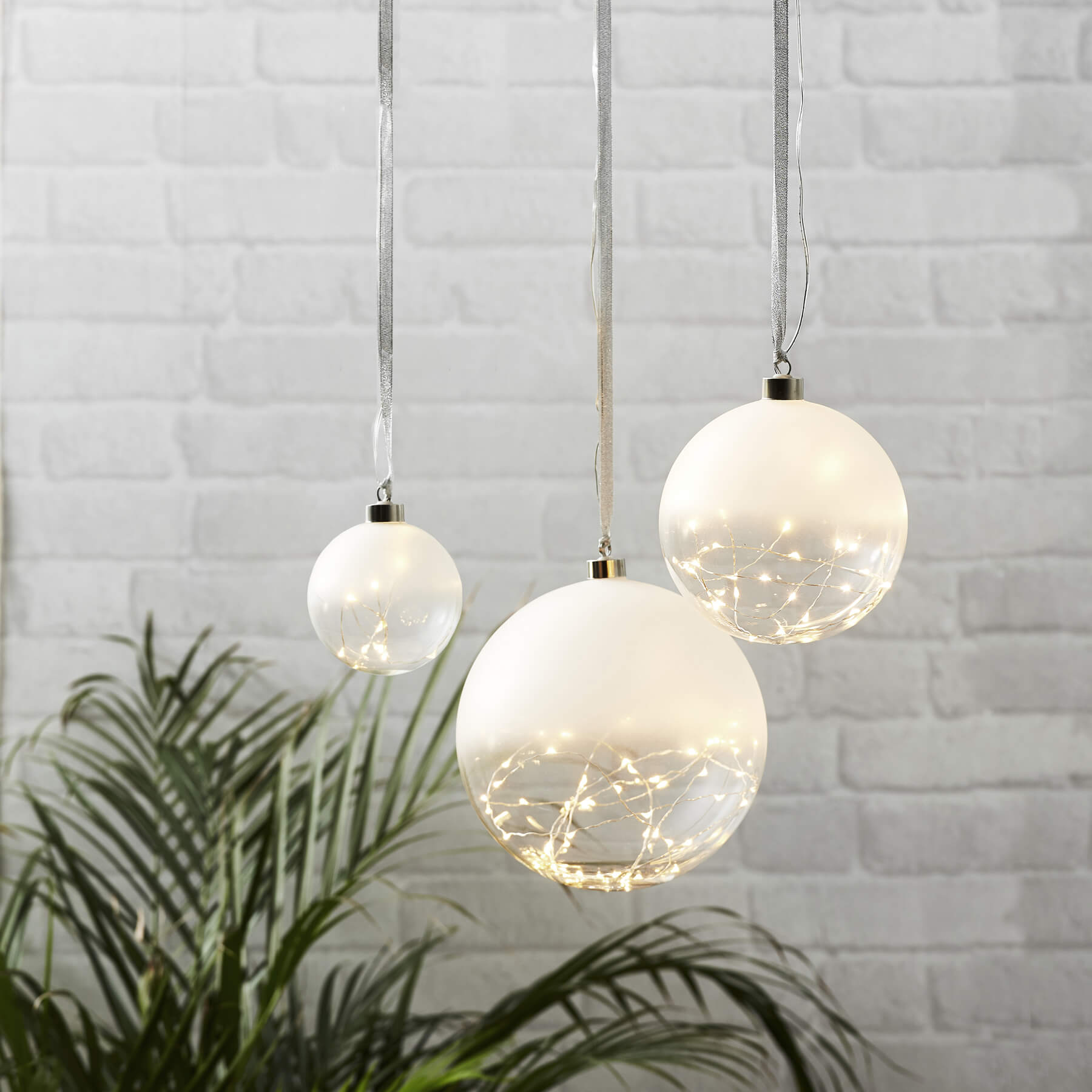Glow - Glaskugel - 10 cm - Glasfarbe: mattiert - Timer - Batteriebetrieb - Lichtfarbe: Warmweiß