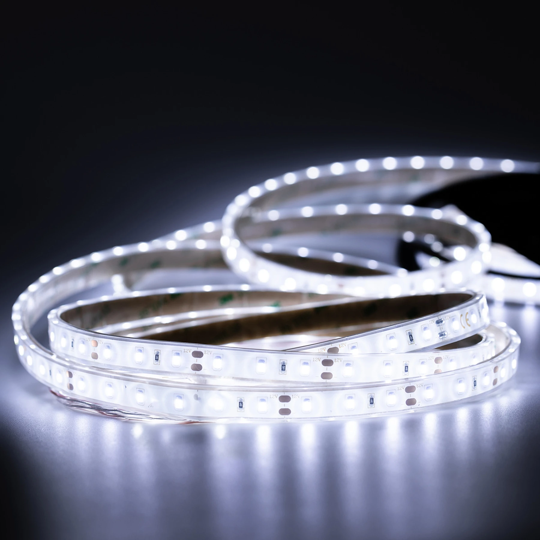 12V wasserfester LED Streifen - Weiß - IP67 - 60 LEDs je Meter - alle 5cm teilbar - 765cm - 459 LED Chips - 110,2 Watt - 7344 Lumen - 15cm Eingangskabel mit offenen Enden