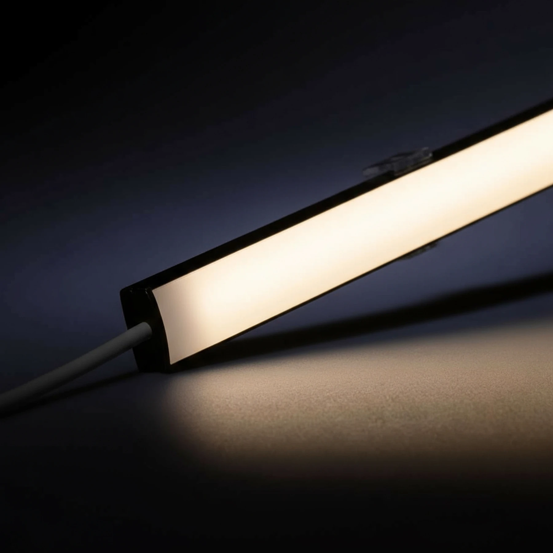 24V Black Line Slim Aluminium LED Leiste - COB - neutralweißes Licht - diffuse Abdeckung