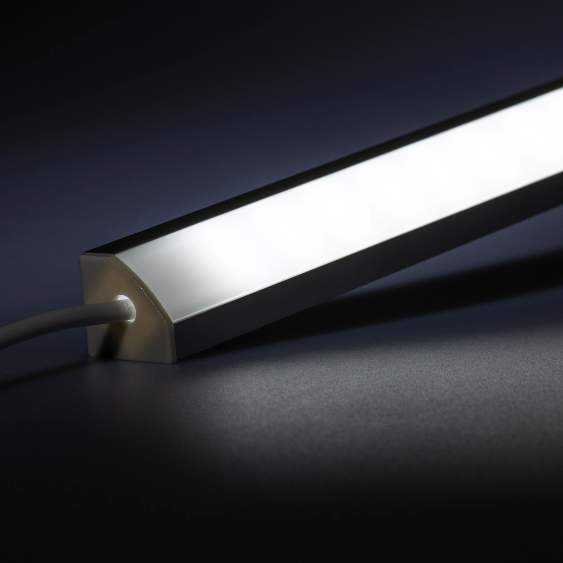 12V Aluminium LED Eckleiste – kaltweiß – diffuse Abdeckung