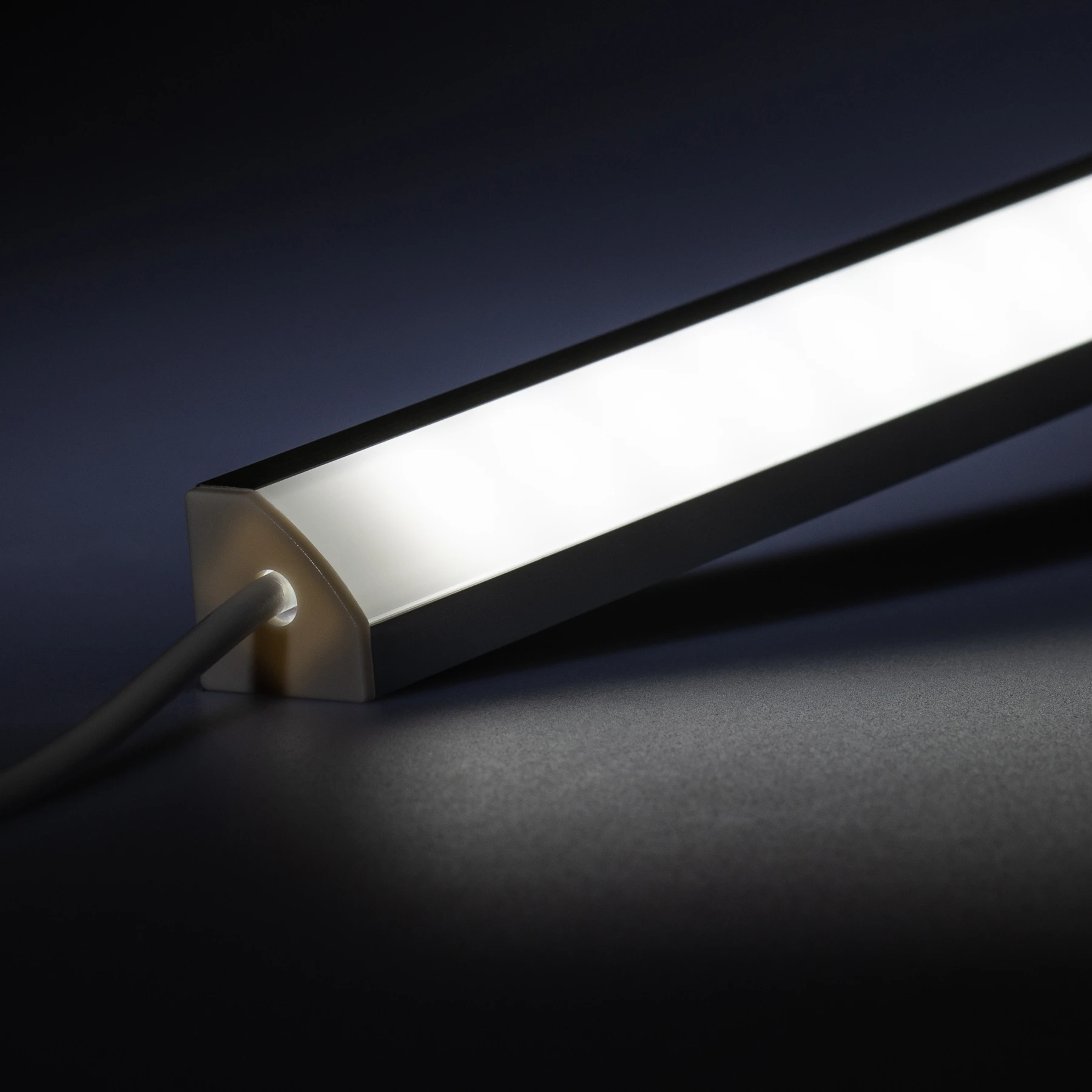 24V LED Eckleisten Set mit Fernbedienung und Netzteil, 98cm Länge, Lichtfarbe weiß mit Einbaunetzteil